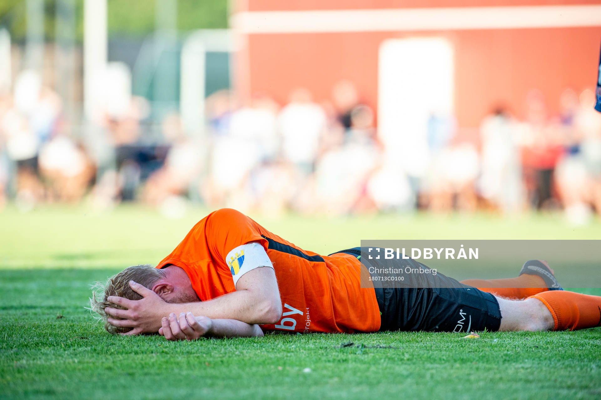 Torns Daniel Hidefält Thulin tar sig för pannan efter en ordentlig smäll under fotbollsmatchen i Division 1 Södra mellan Torn och Lund den 13 juli 2018 i Stångby.