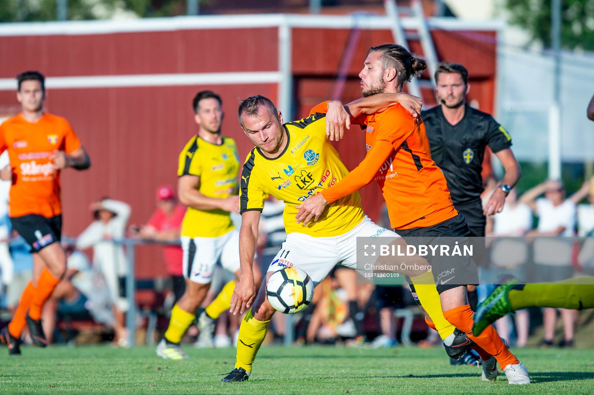Lunds Admir Osmancevic mot Torns Christopher Nilsson under fotbollsmatchen i Division 1 Södra mellan Torn och Lund den 13 juli 2018 i Stångby.