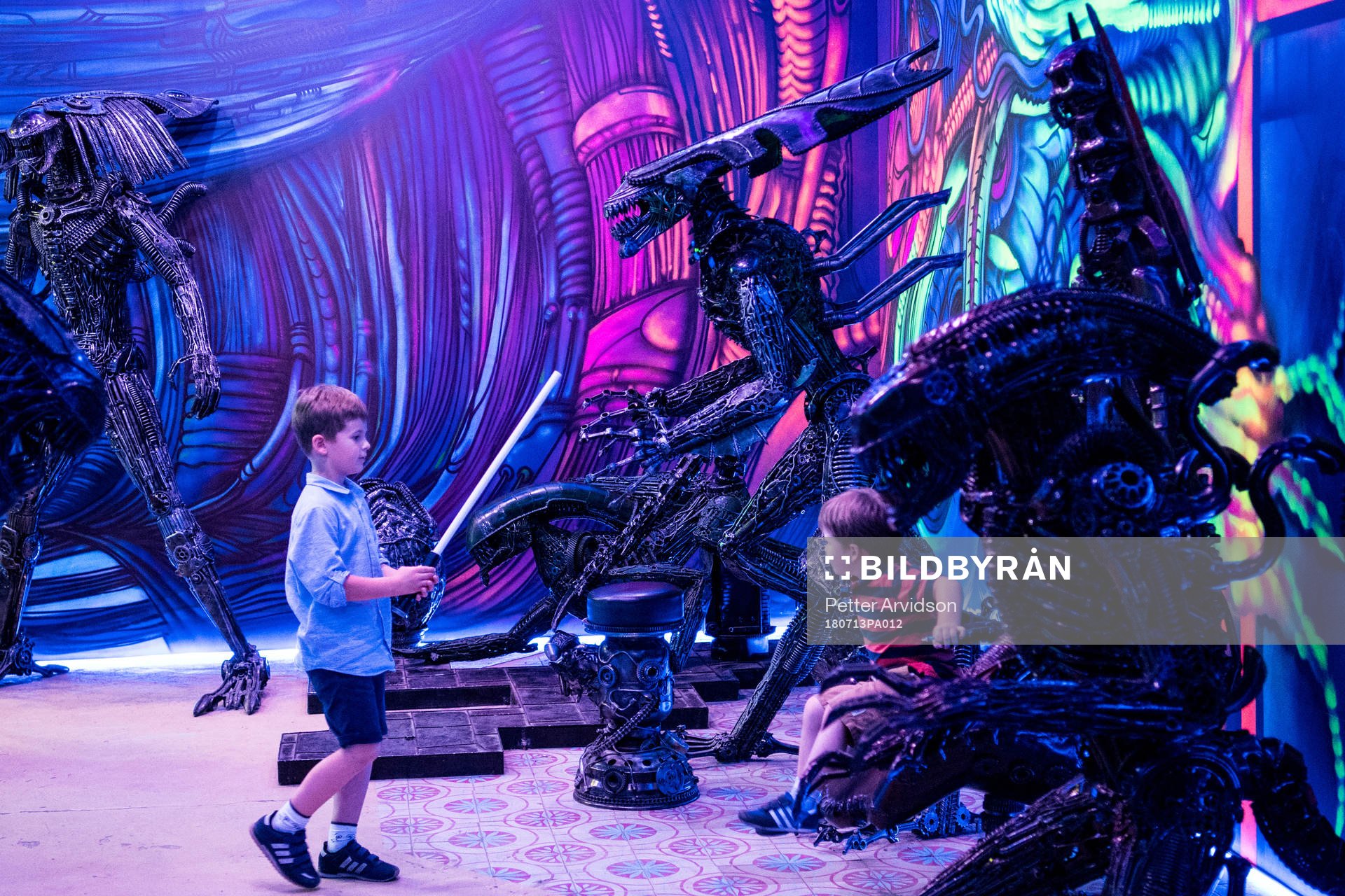 Children inside the museum Muzey Vosstaniya Mashin