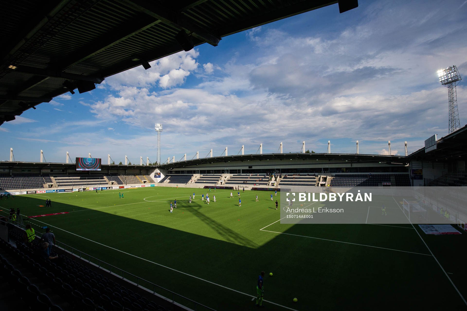 Trelleborgs och Dalkurds spelare värmer upp på Gavlevallen