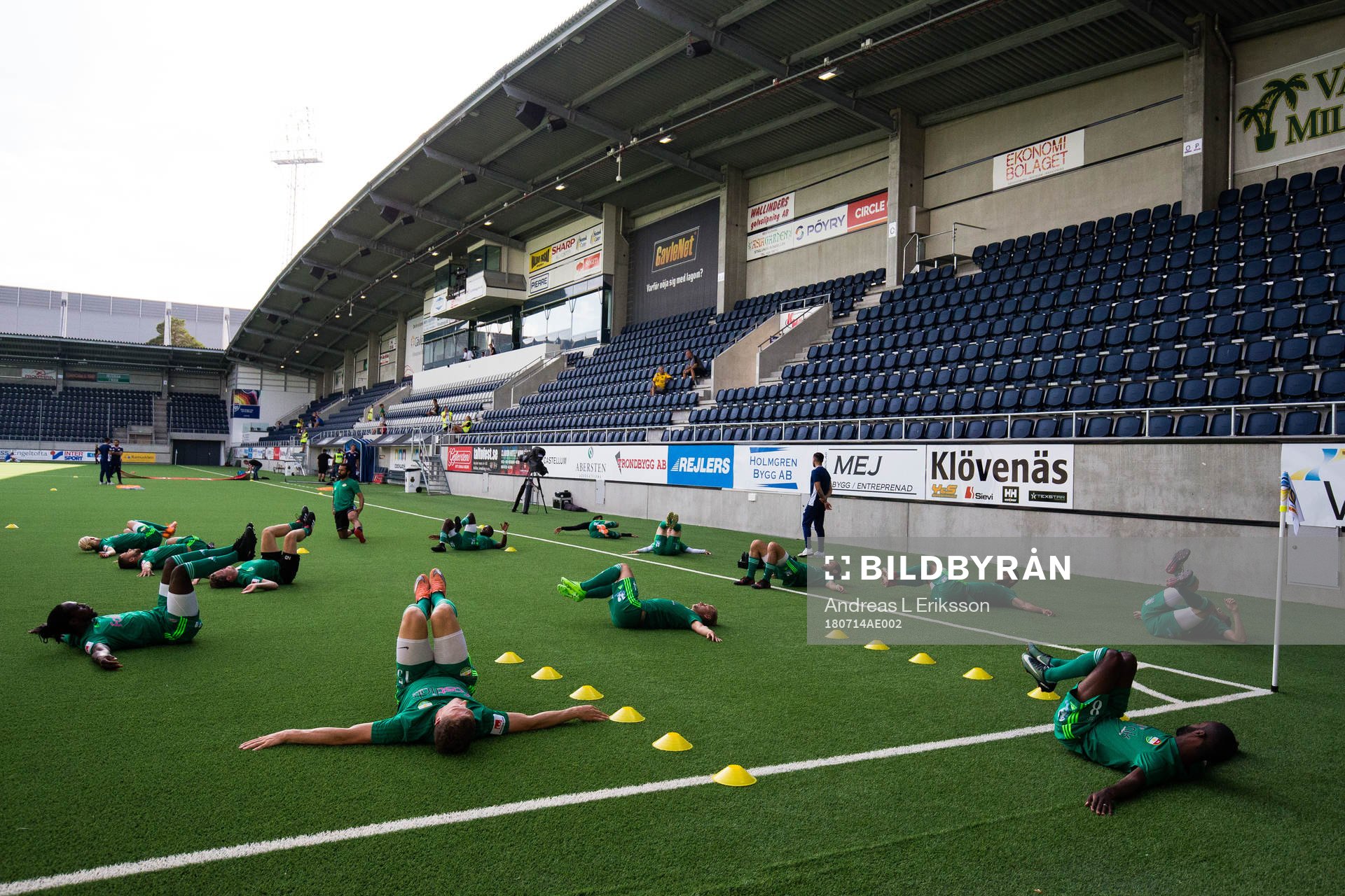 Dalkurds spelare värmer upp i skuggan