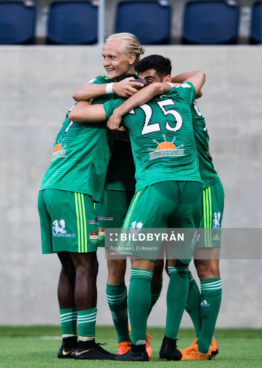 Dalkurds Henrik Löfkvist jublar tillsammans med bland andra Malkolm Moenza som gjort 1-0 under fotbollsmatchen i Allsvenskan mellan Dalkurd och Trelleborg den 14 juli 2018 i Gävle. 