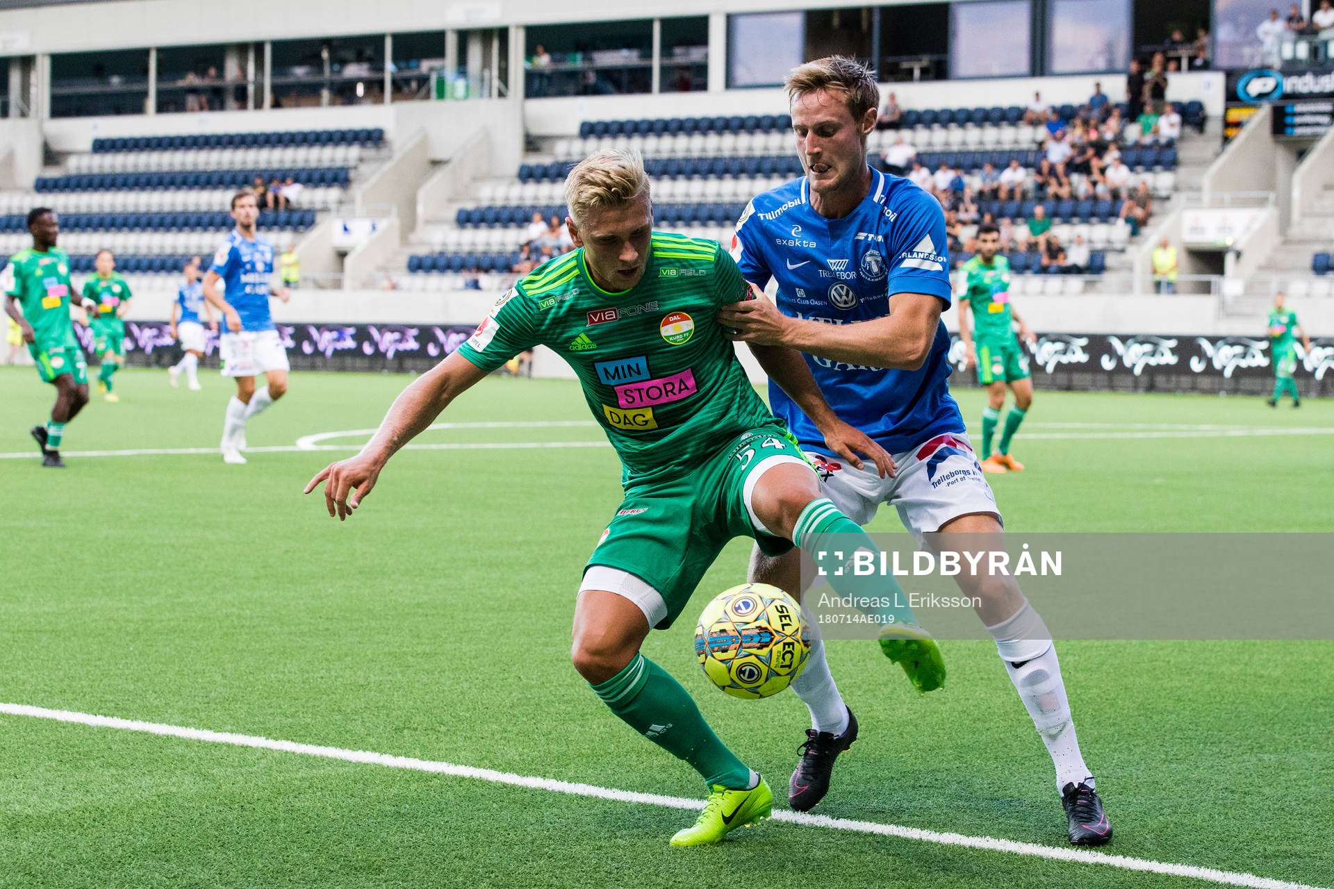 Dalkurds Simon Strand i kamp om bollen med Trelleborgs