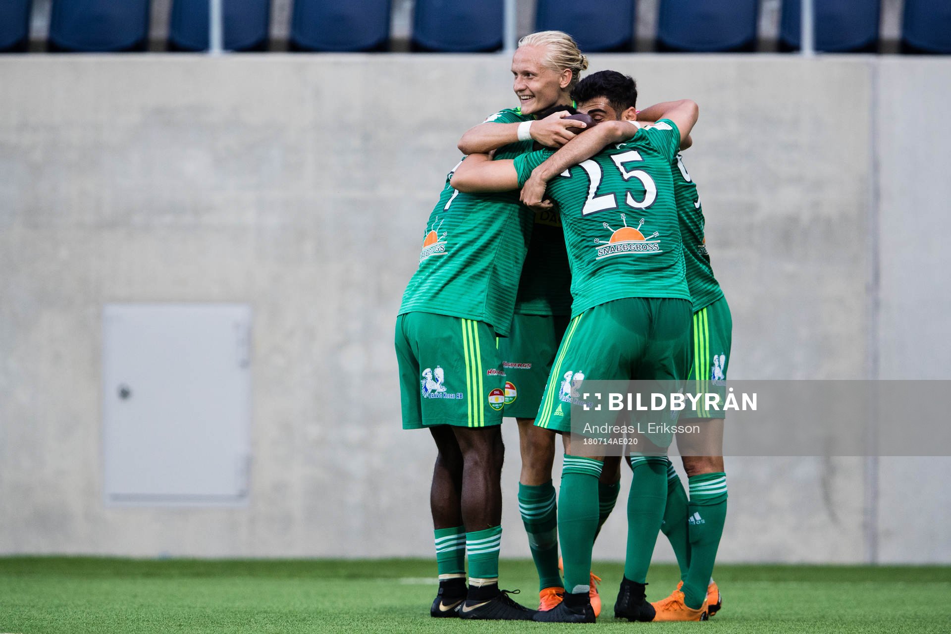 Dalkurds Henrik Löfkvist jublar tillsammans med bland andra Malkolm Moenza som gjort 1-0 under fotbollsmatchen i Allsvenskan mellan Dalkurd och Trelleborg den 14 juli 2018 i Gävle.