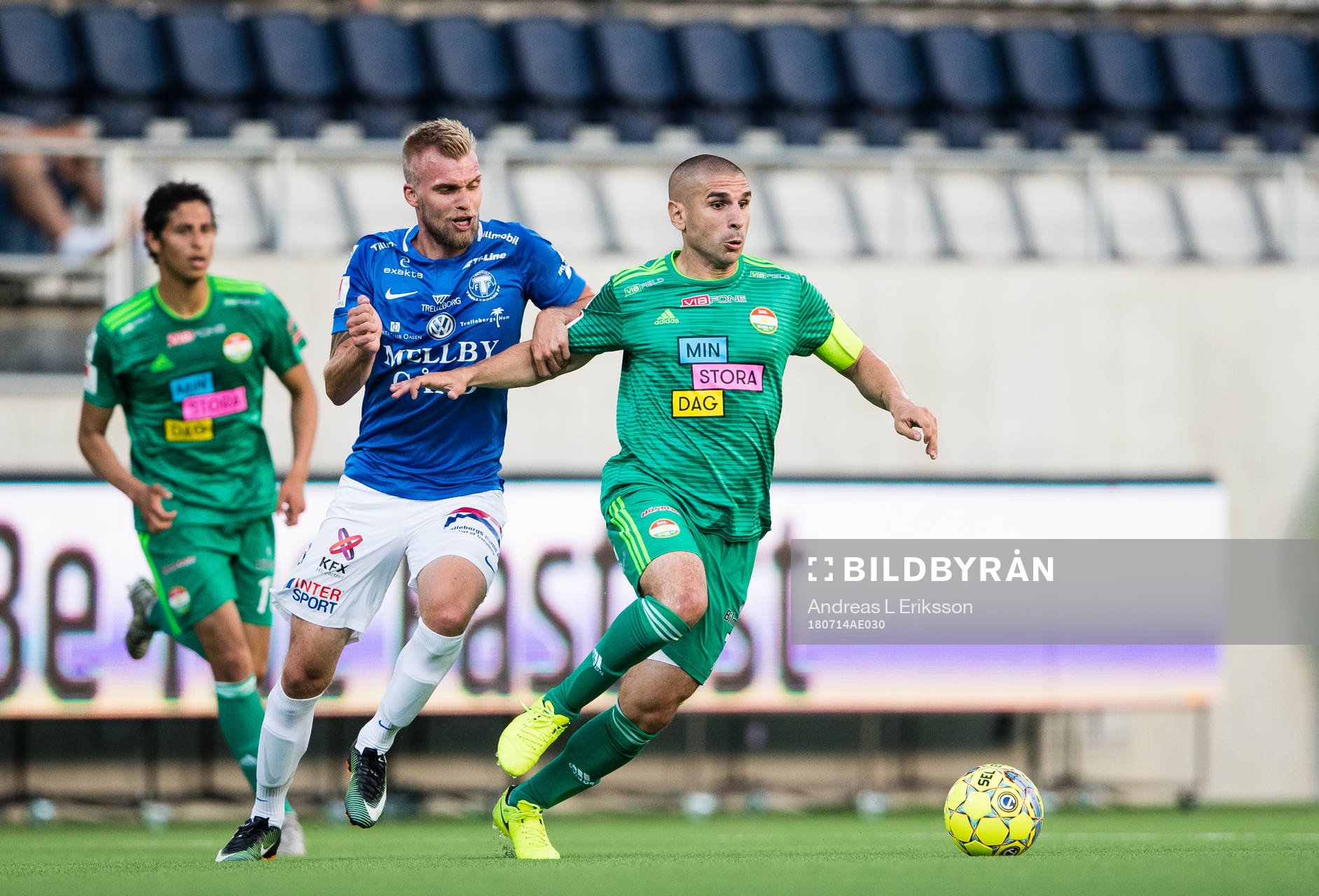 Trelleborgs Robin Nilsson i kamp om bollen med Dalkurds