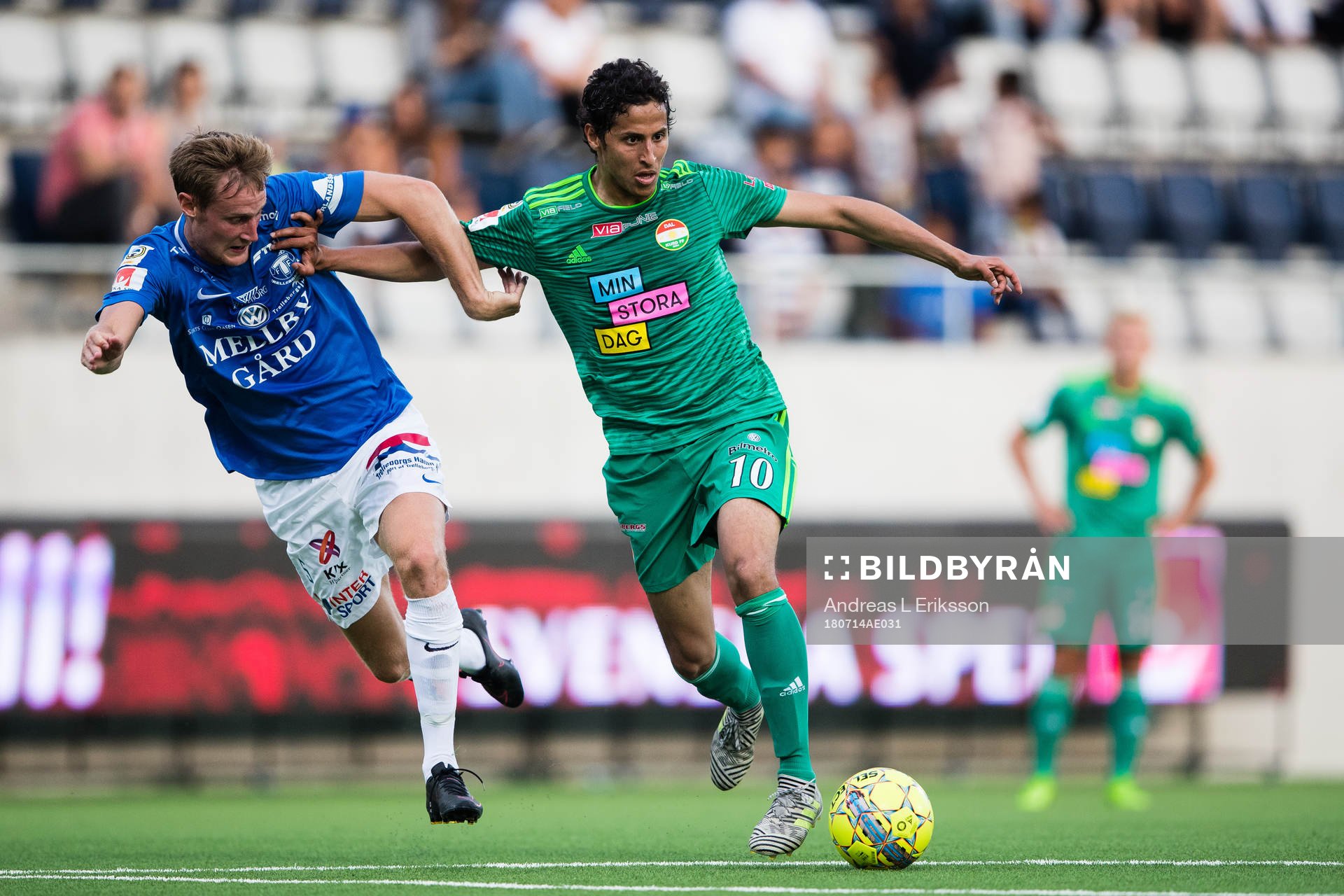 Trelleborgs Anton Tideman i kamp om bollen med Dalkurds Ahmad Awad under fotbollsmatchen i Allsvenskan mellan Dalkurd och Trelleborg den 14 juli 2018 i Gävle.