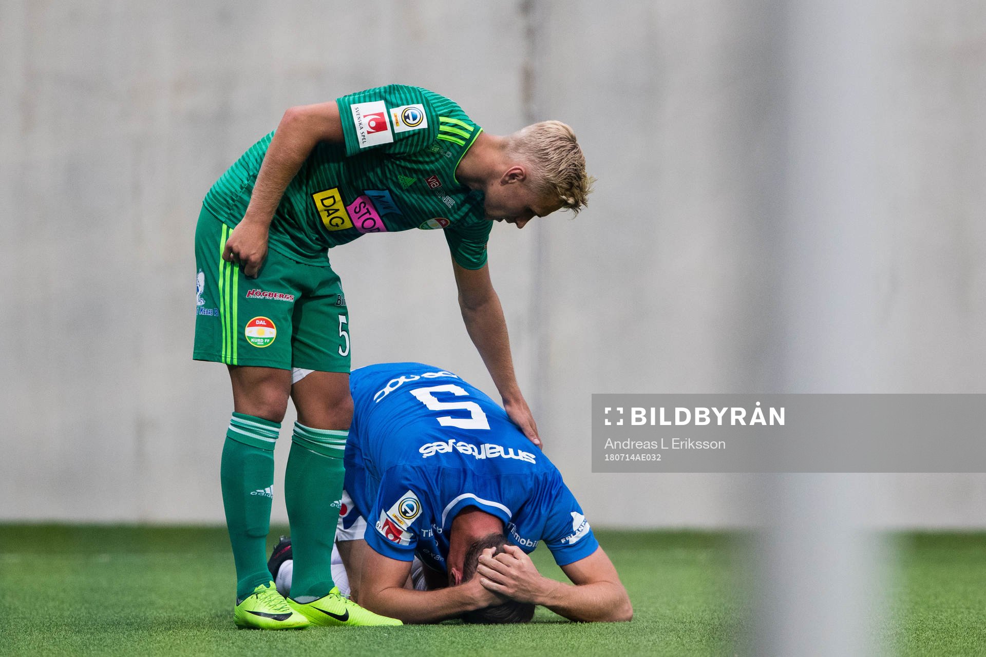 Dalkurds Simon Strand klappar om Trelleborgs Anton Tideman