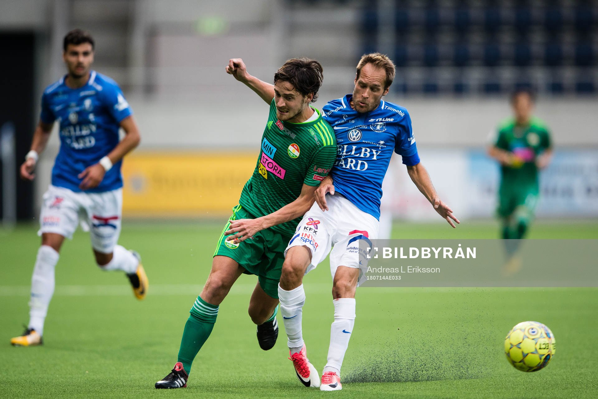 Dalkurds Robin Tranberg i kamp om bollen med Trelleborgs