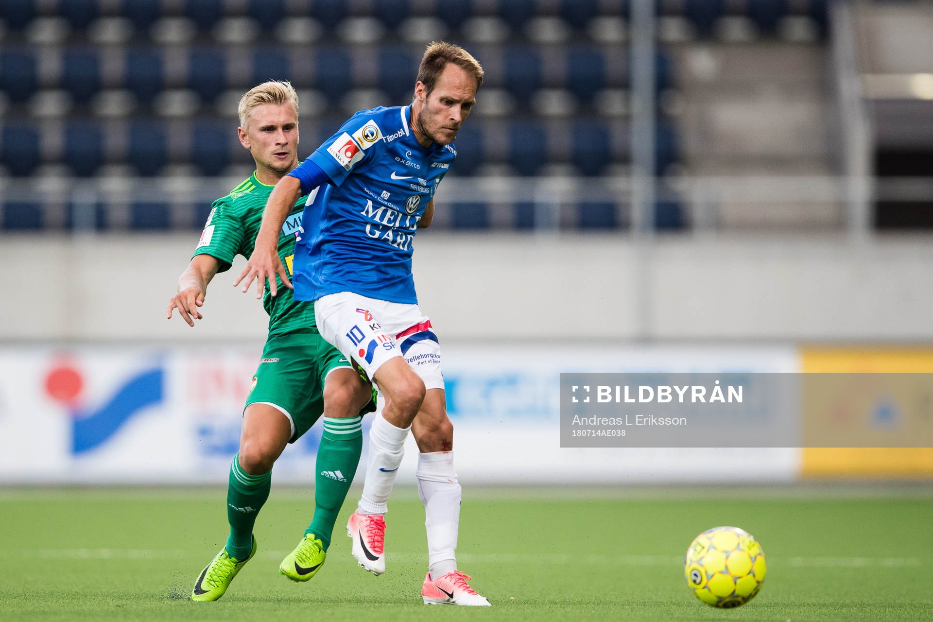Dalkurds Simon Strand i kamp om bollen med Trelleborgs Zoran Jovanovic under fotbollsmatchen i Allsvenskan mellan Dalkurd och Trelleborg den 14 juli 2018 i Gävle.