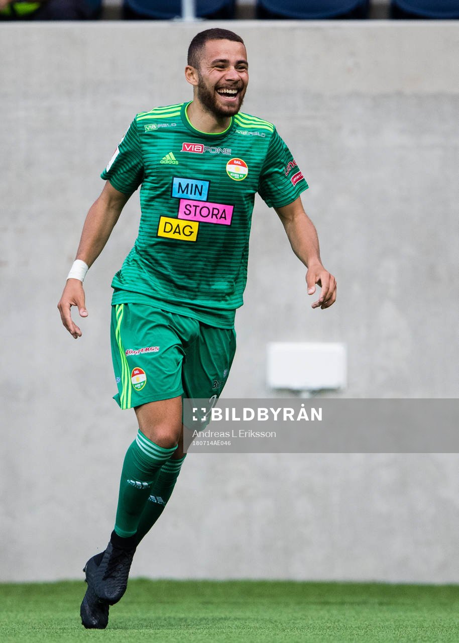 Dalkurds Malkolm Moenza jublar