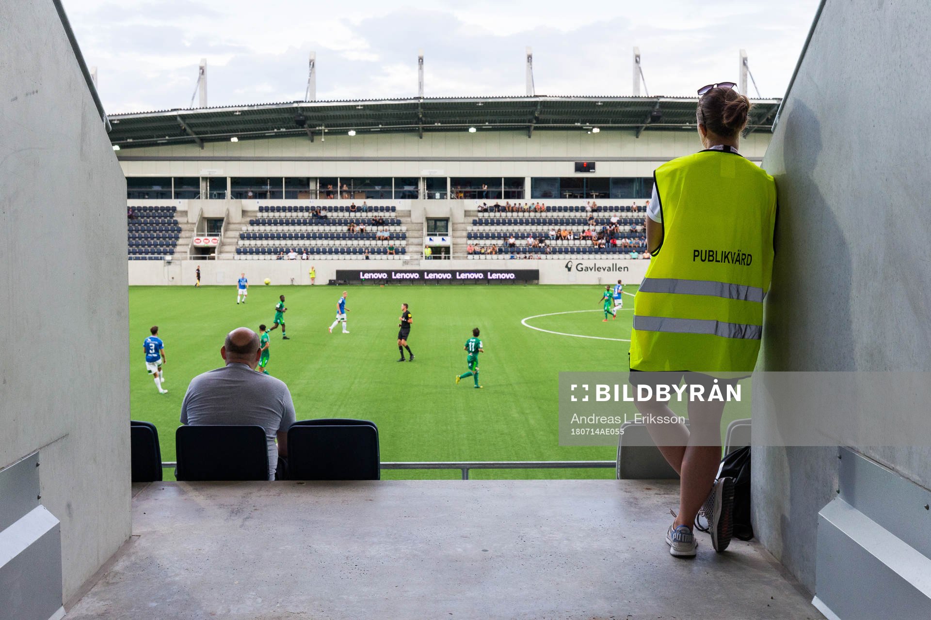 En publikvärd följer spelet