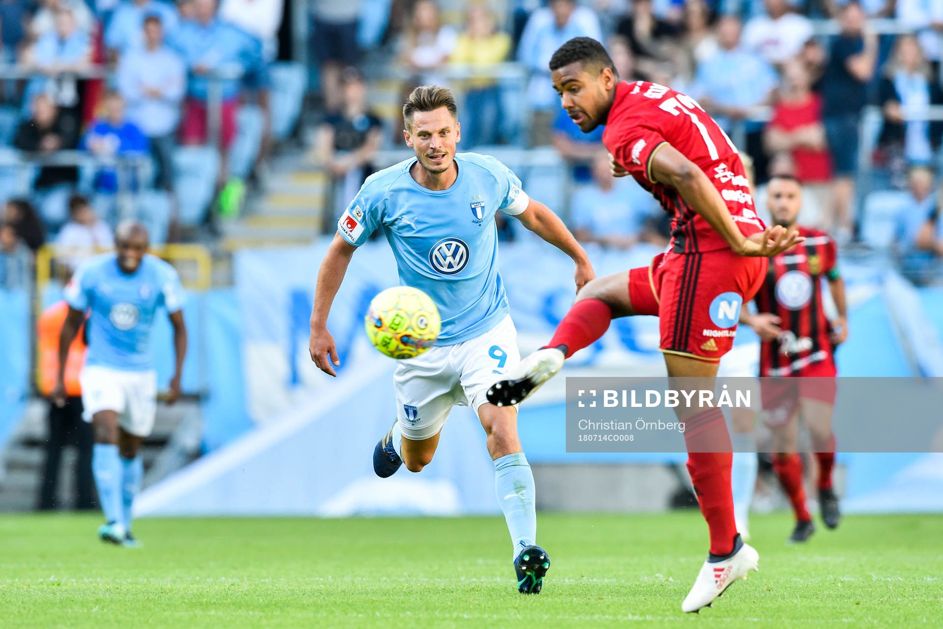 Malmö FFs Markus Rosenberg och Östersunds Noah Sonko