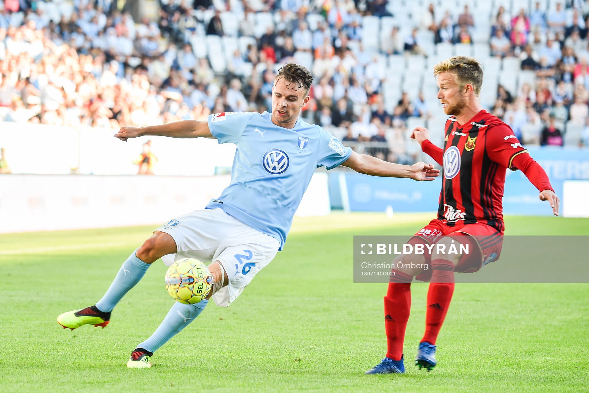Malmö FFs Andreas Vindheim och Östersunds Dennis Widegren under fotbollsmatchen i Allsvenskan mellan Malmö FF och Östersund den 14 juli 2018 i Malmö.
