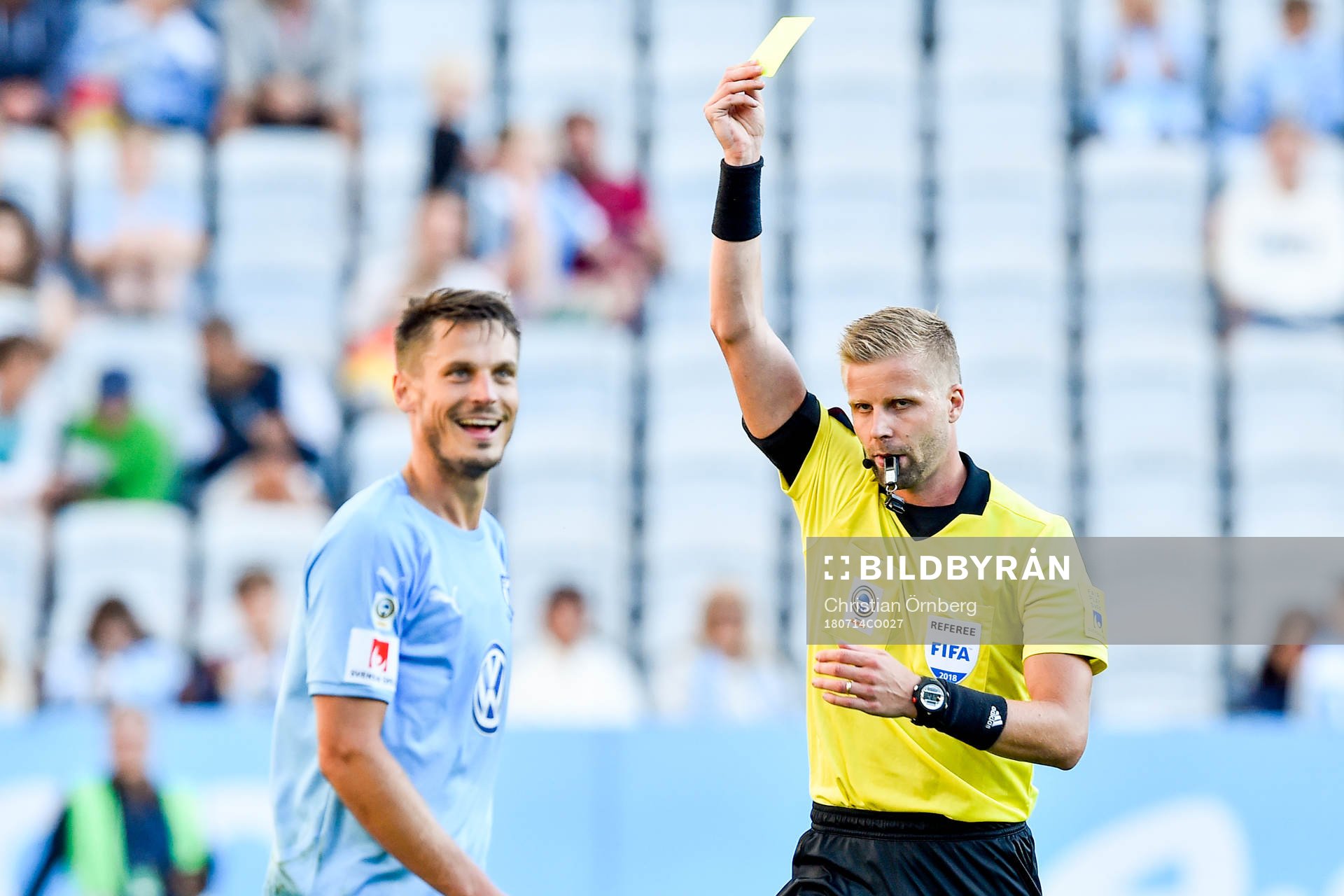 Domaren gir Malmö FFs Markus Rosenberg ett gult kort