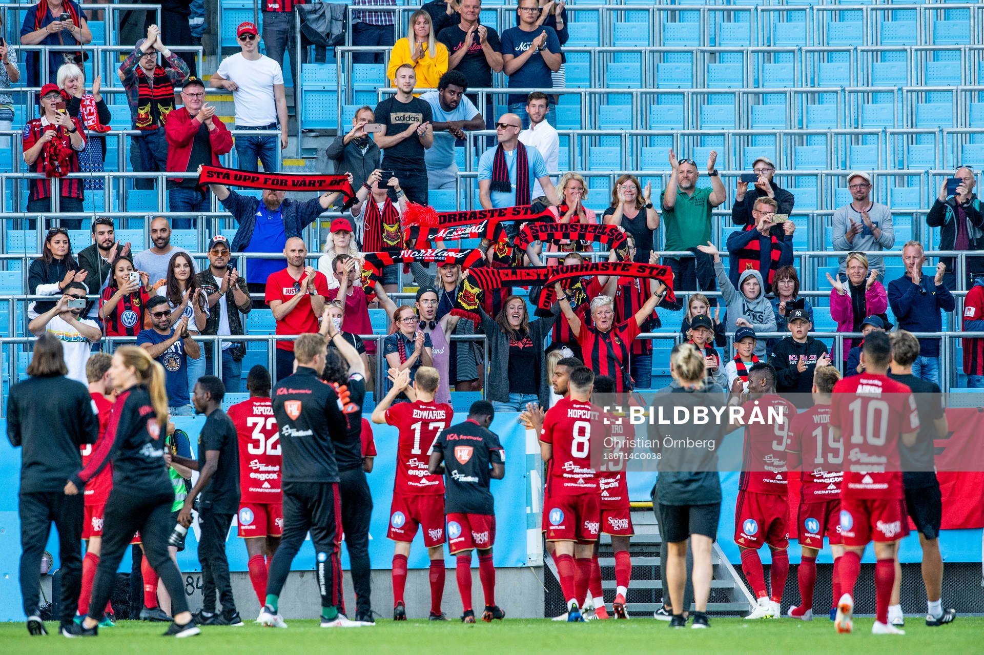 Östersunds spelare med supportrarna