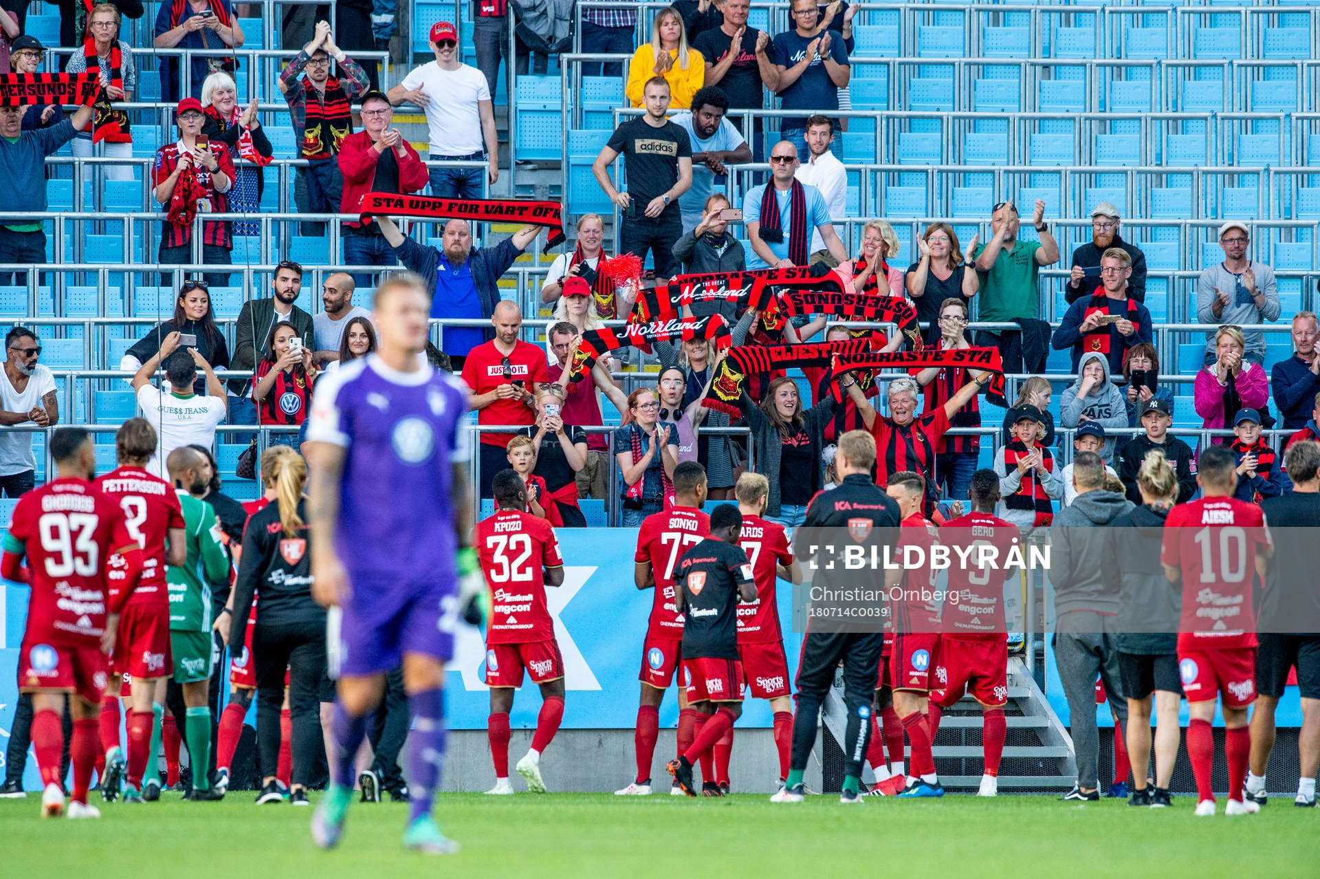 Östersunds spelare med supportrarna