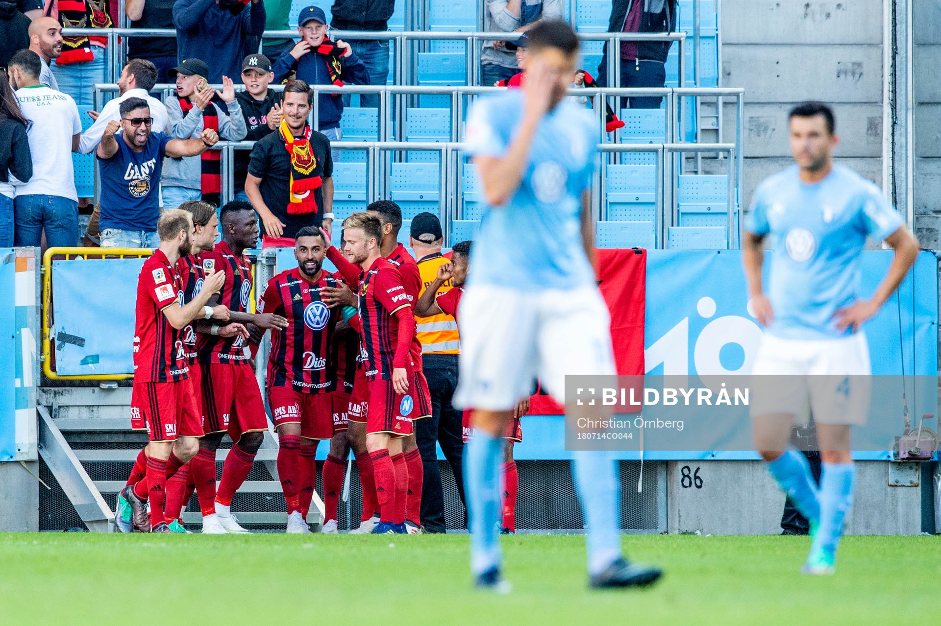 Östersunds Saman Ghoddos jublar med lagkamraterna