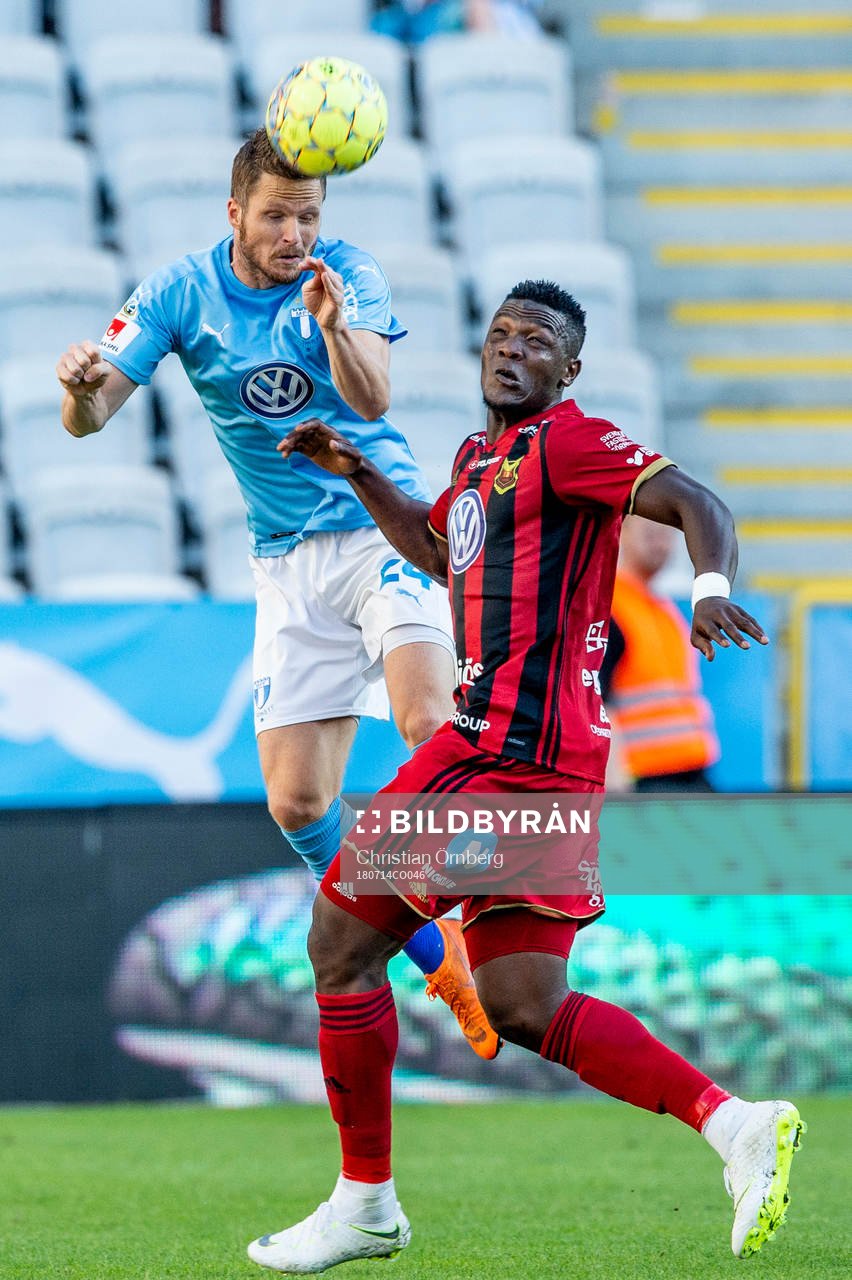 Malmö FFs Lasse Nielsen mot Östersunds Salisu Abdullahi