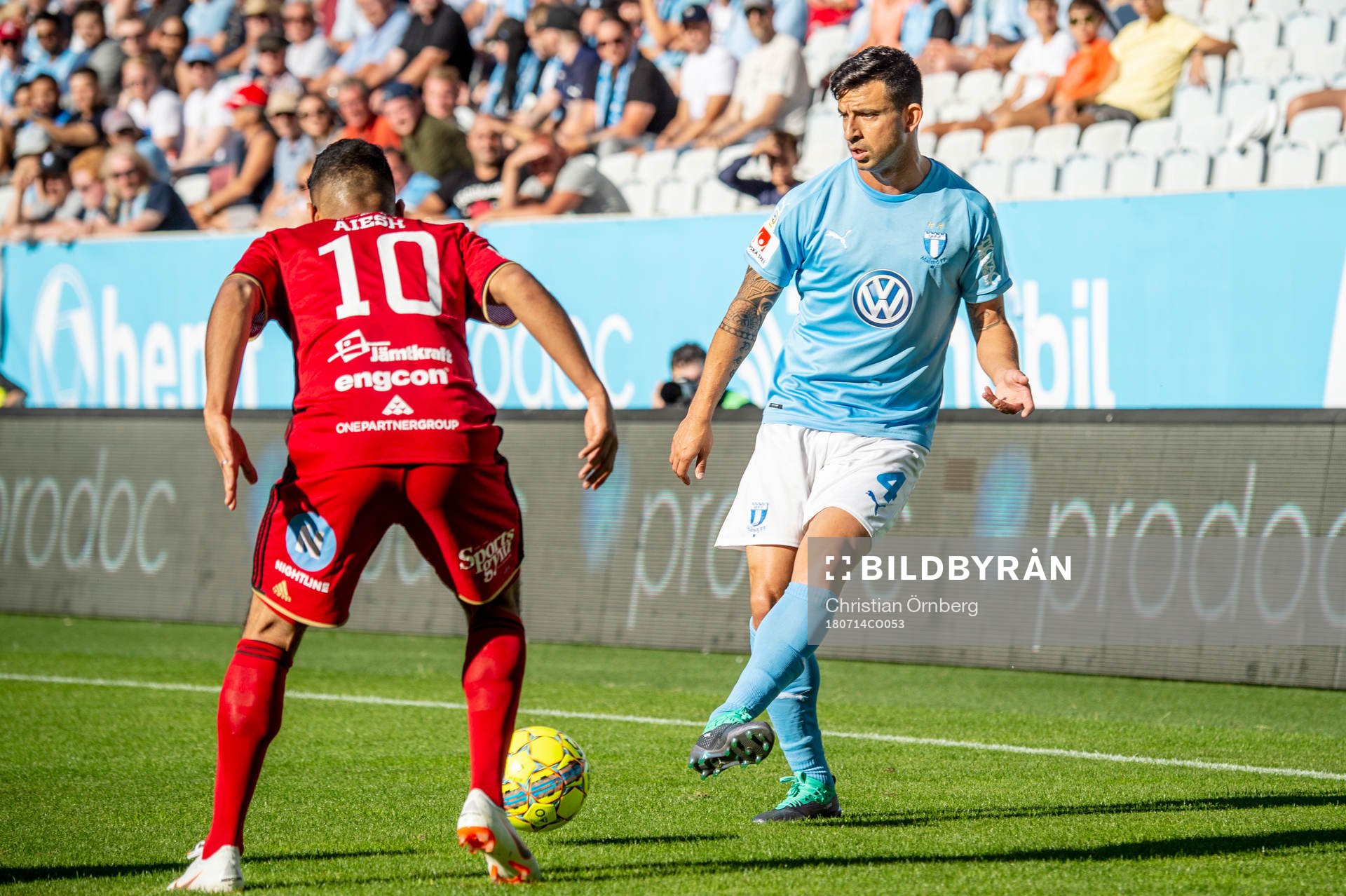 Östersunds Hosam Aiesh mot Malmö FFs Behrang Safari