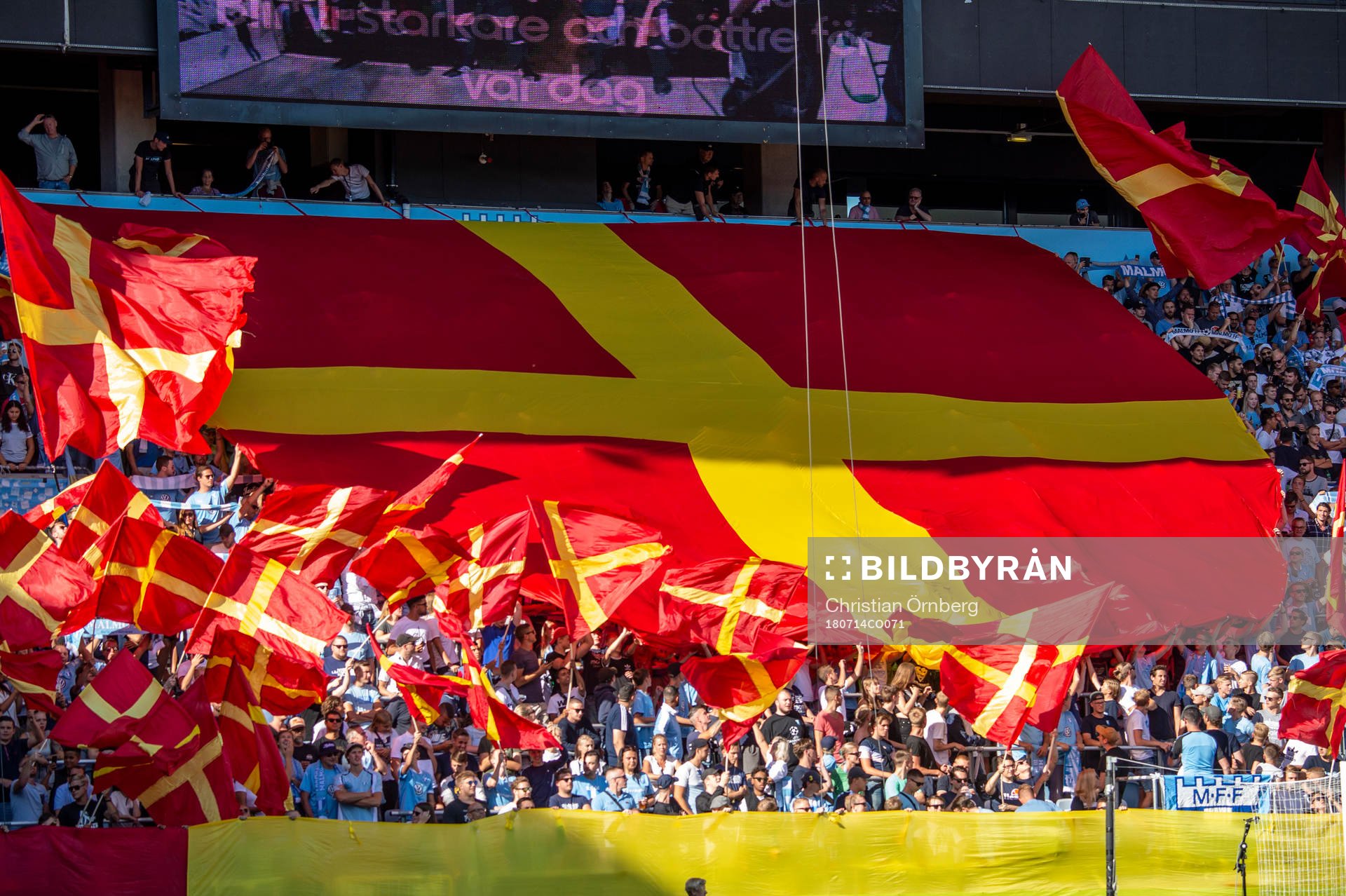 Malmö FFs supportars tifo innan fotbollsmatchen i