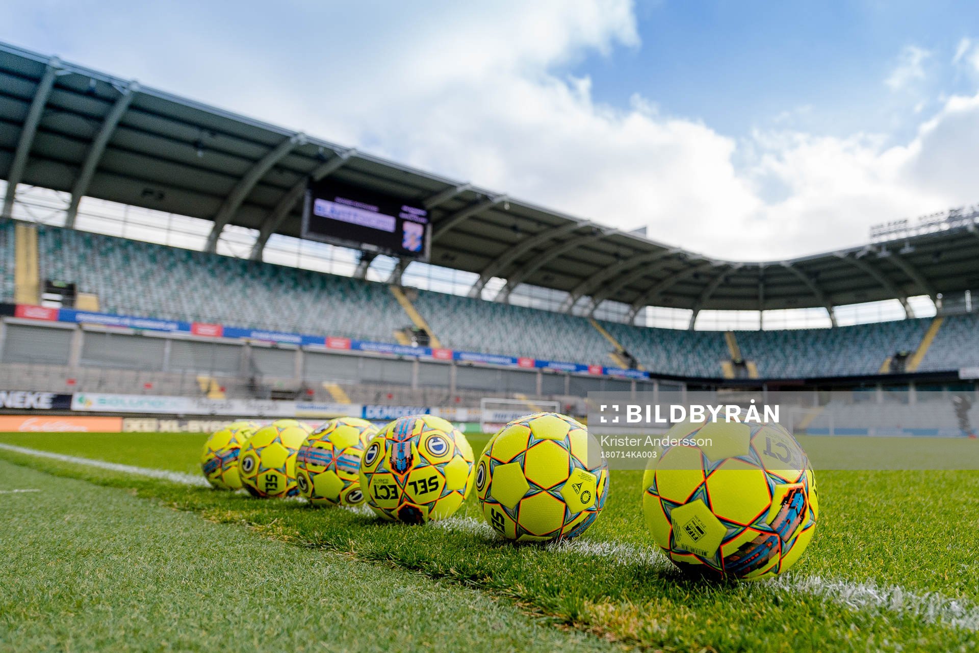 Fotbollar på gräset före fotbollsmatchen i Allsvenskan