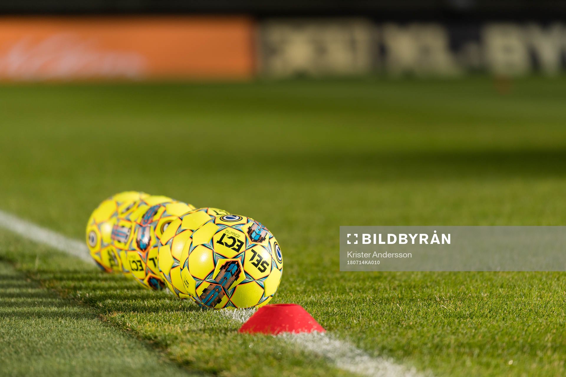 Fotbollar på gräset före fotbollsmatchen i Allsvenskan