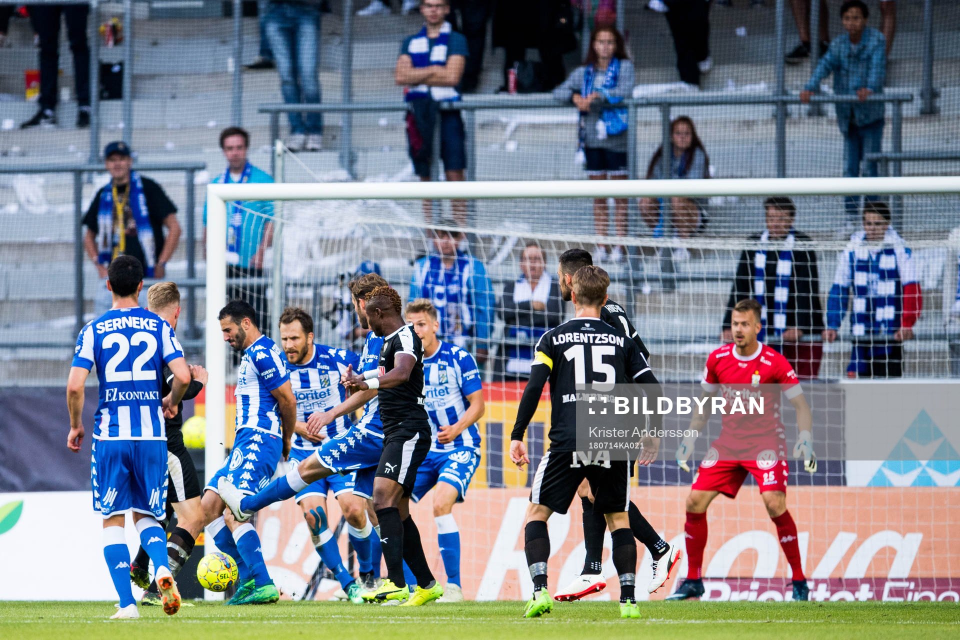 Kamp om bollen framför IFK Göteborgs målvakt Erik Dahlin