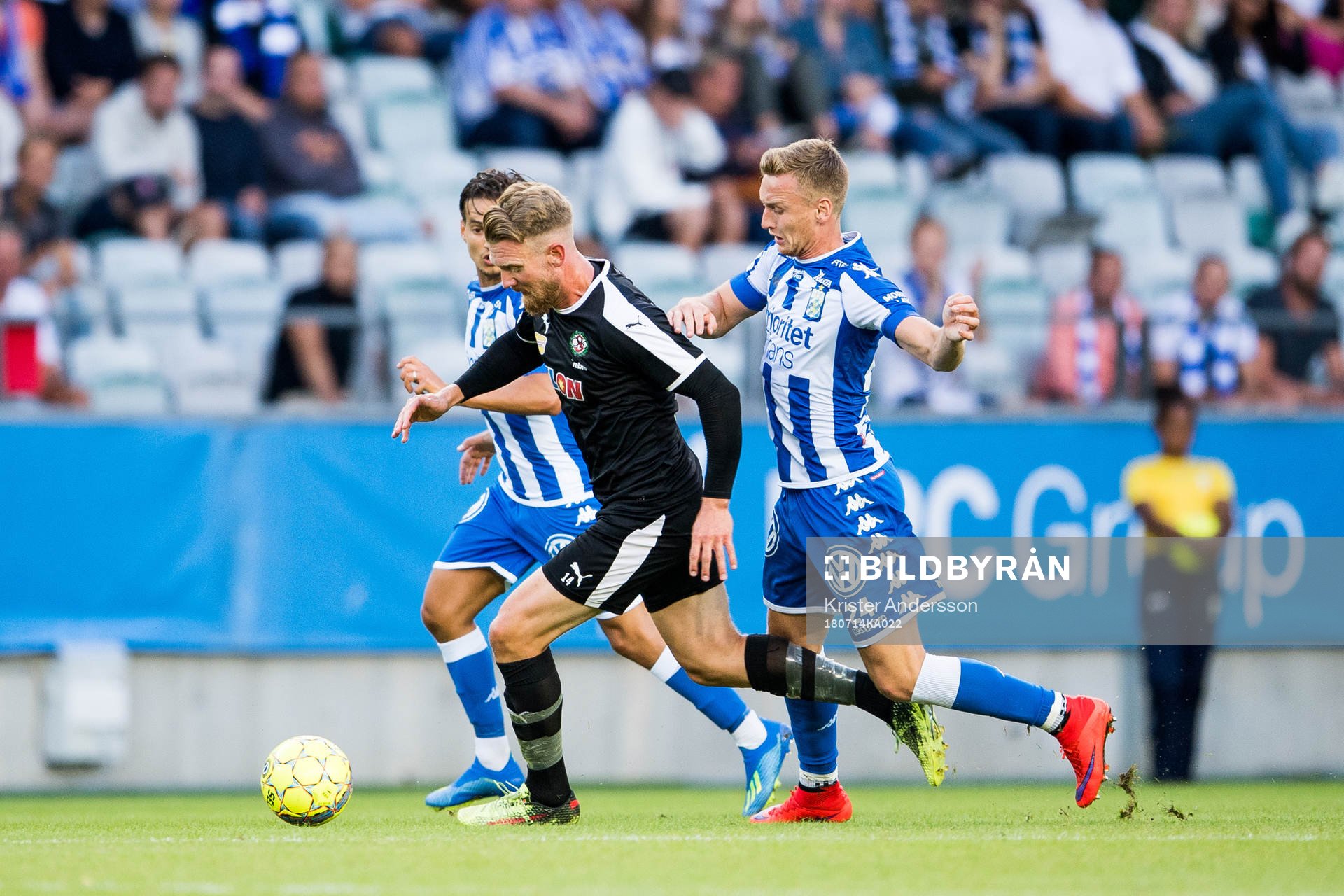 Örebros Michael Almebäck och IFK Göteborgs Sebastian Ohlsson under fotbollsmatchen i Allsvenskan mellan IFK Göteborg och Örebro den 14 juli 2018 i Göteborg.