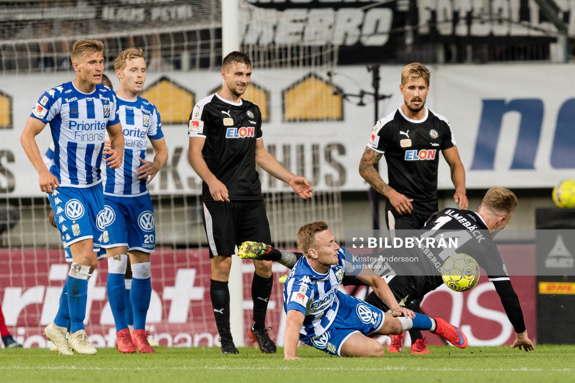 IFK Göteborgs Sebastian Ohlsson i kamp med Örebros Michael Almebäck under fotbollsmatchen i Allsvenskan mellan IFK Göteborg och Örebro den 14 juli 2018 i Göteborg.