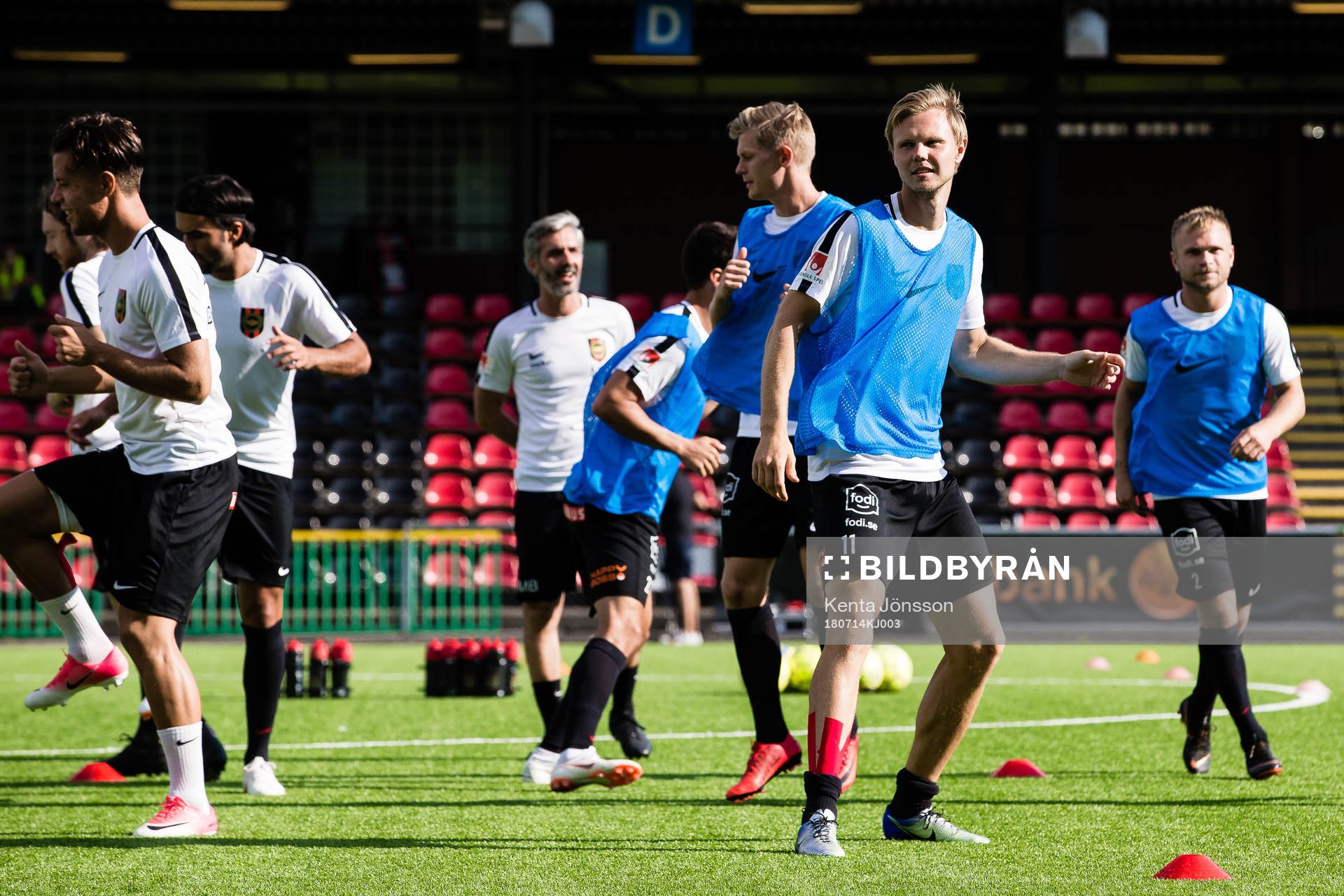 Brommapojkarnas Tim Söderström värmer upp med
