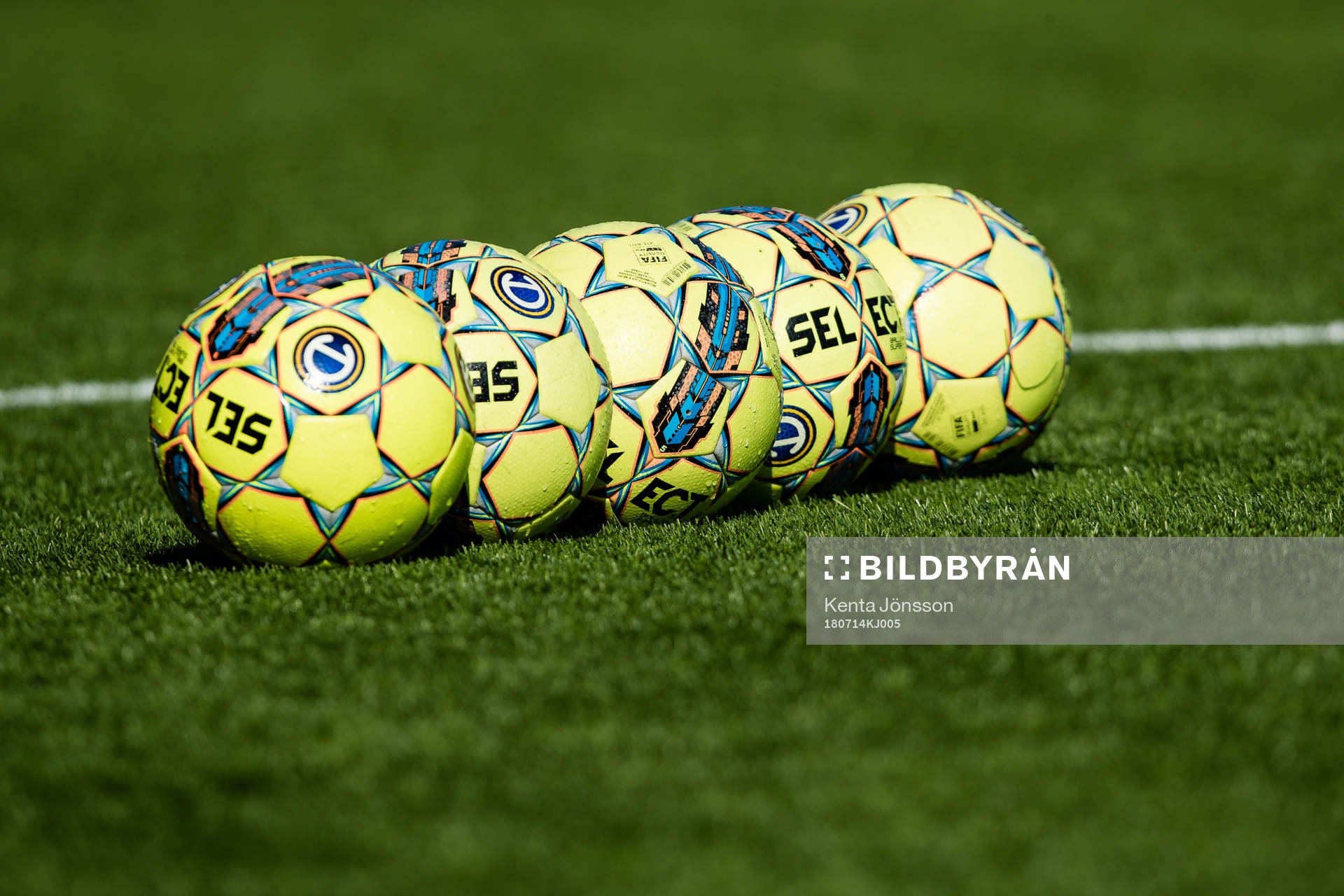 Bollar på konstgräs innan fotbollsmatchen i Allsvenskan