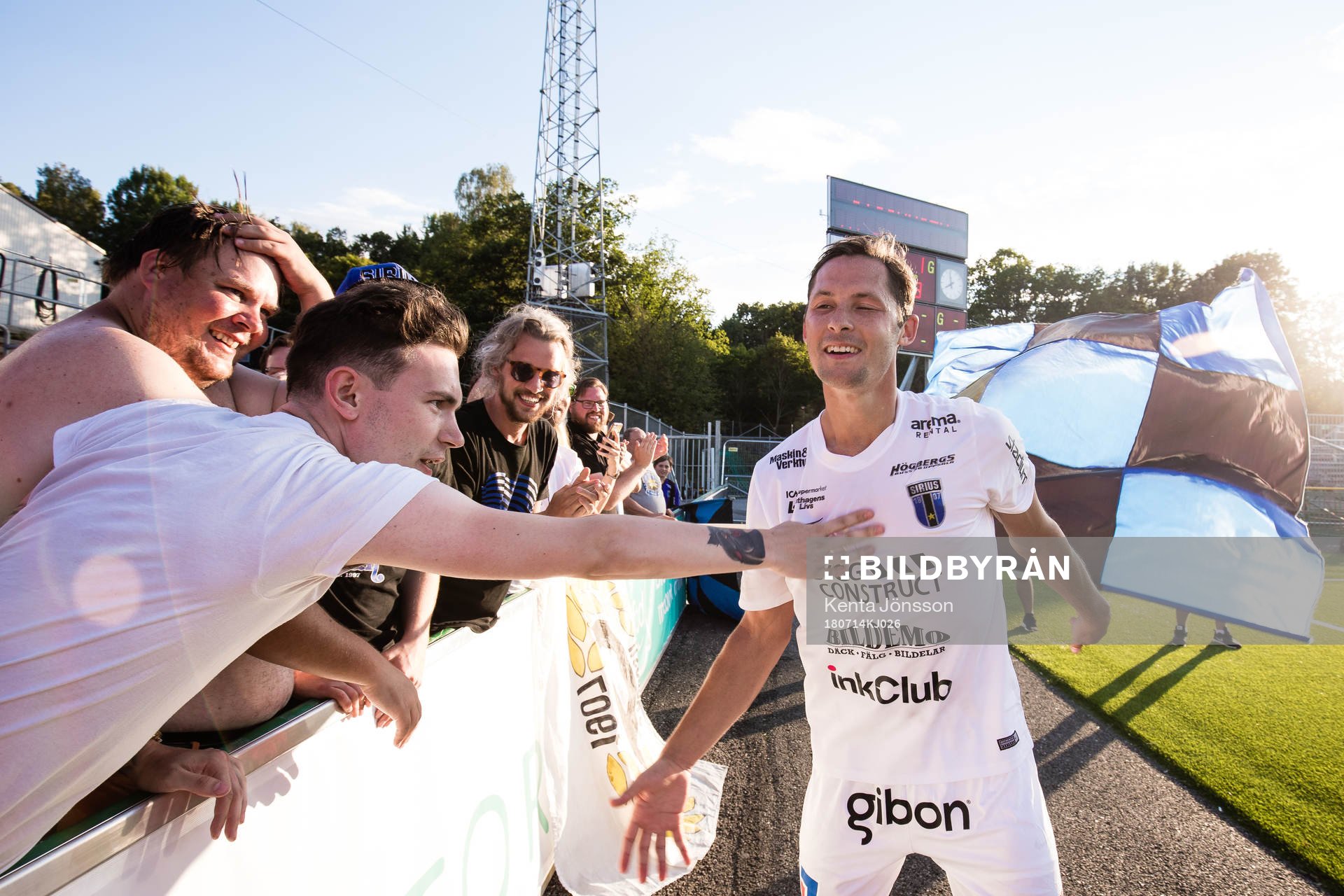 Sirius Philip Haglund jublar med supportrar