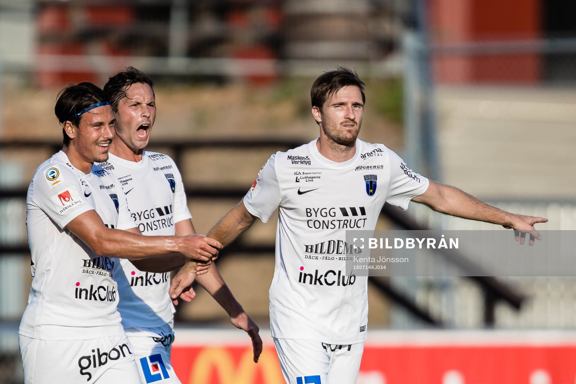 Sirius Jesper Arvidsson jublar med Stefano Vecchia och