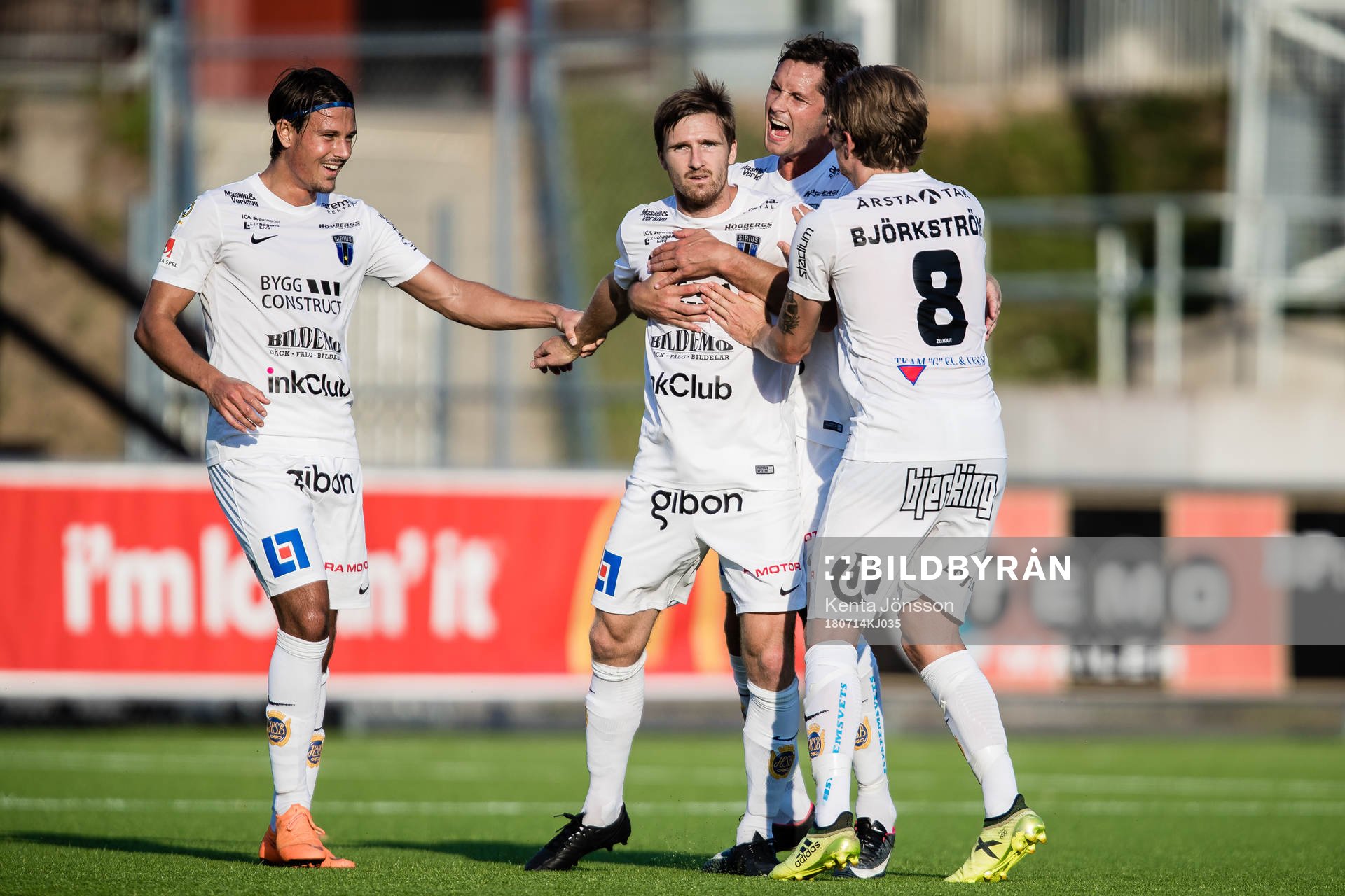 Sirius Jesper Arvidsson jublar med Philip Haglund , Stefano