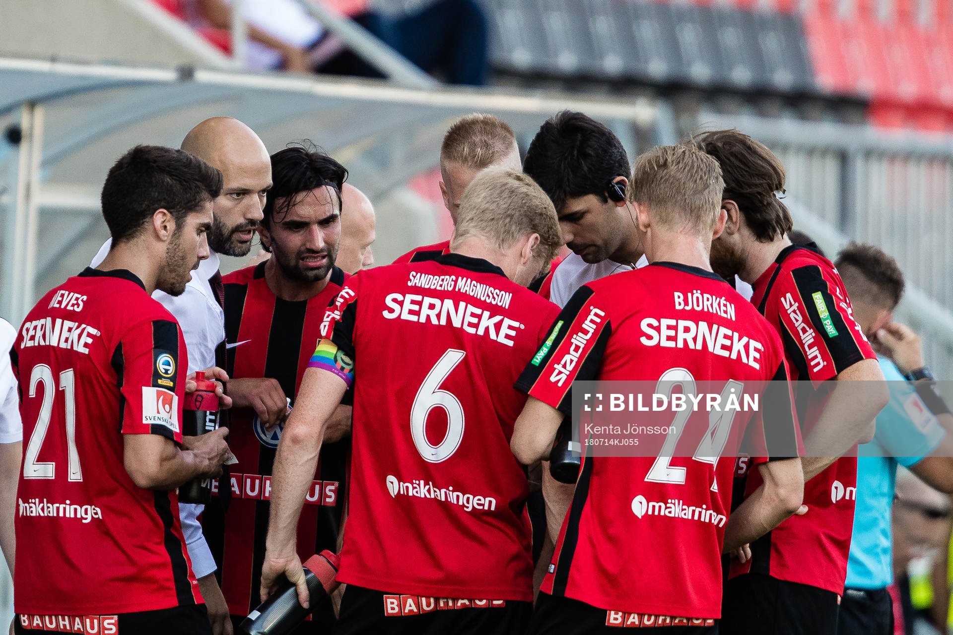Brommapojkarnas tränare Luis Pimenta med spelare