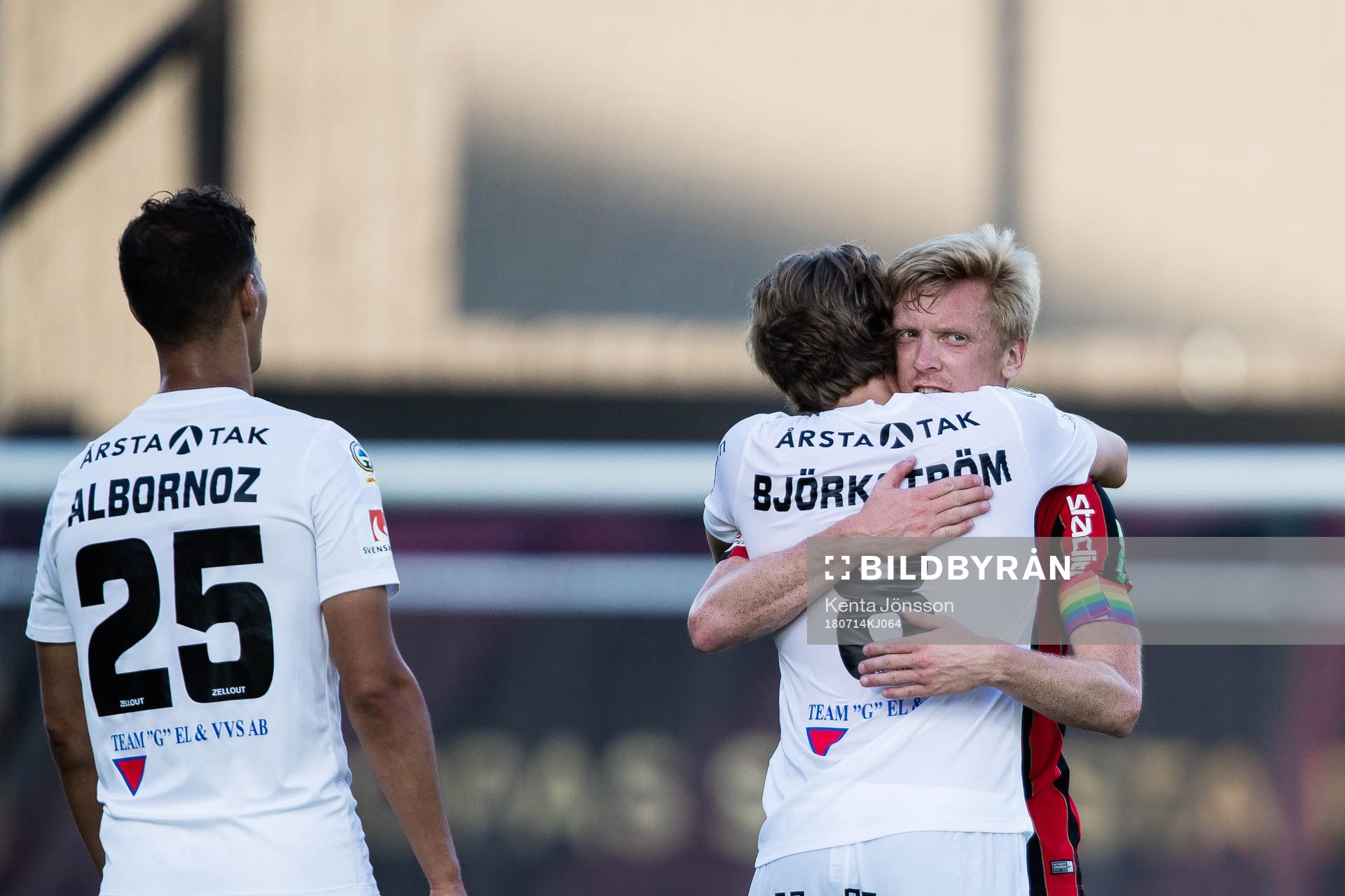 Brommapojkarnas Gustav Sandberg Magnusson kramas om av Tim