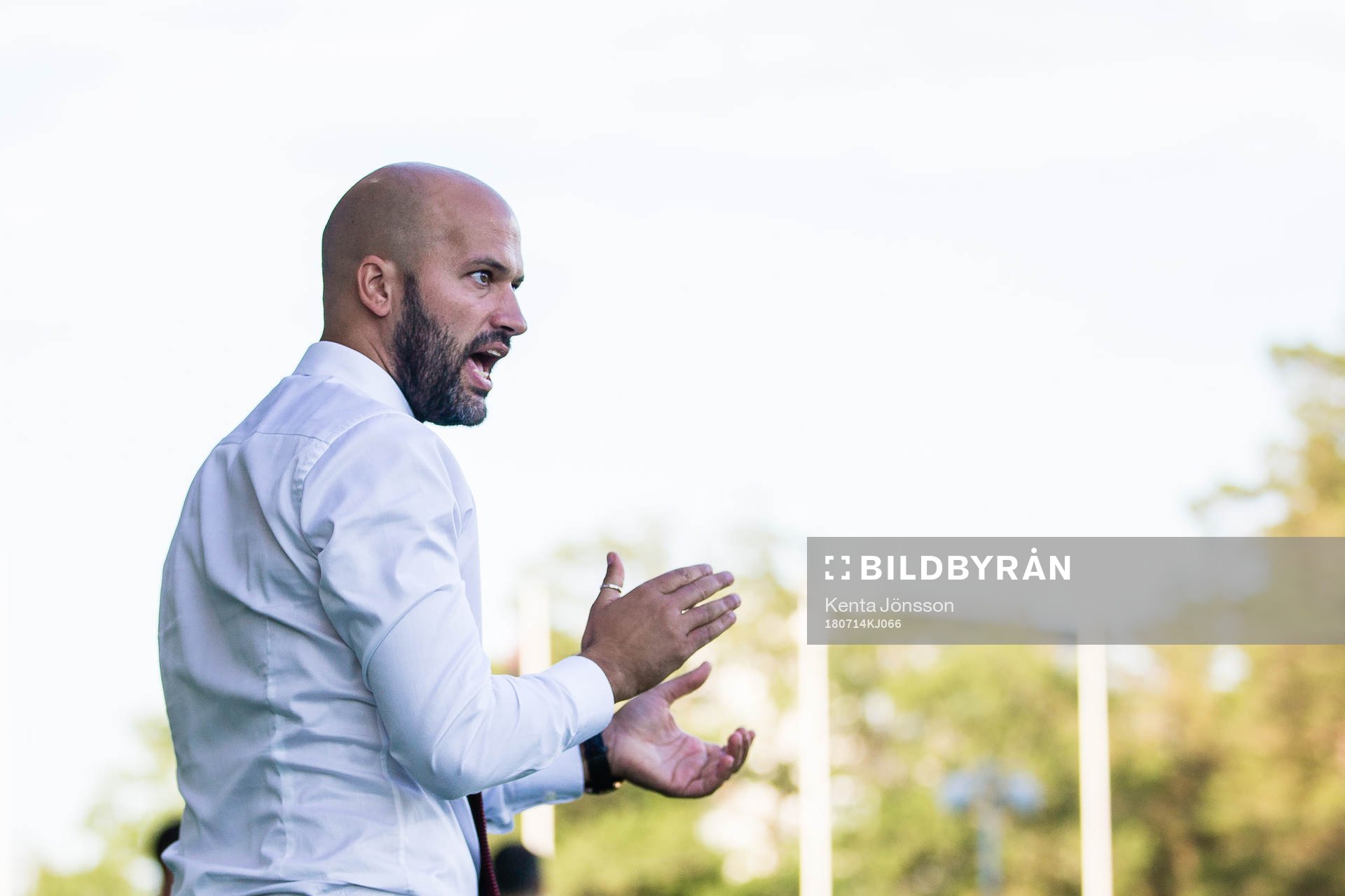 Brommapojkarnas tränare Luis Pimenta applåderar