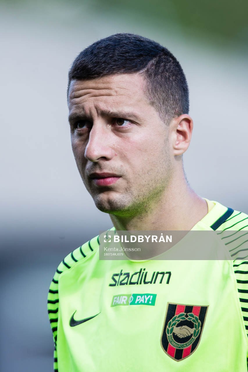 Brommapojkarnas målvakt Nikola Petric innan
