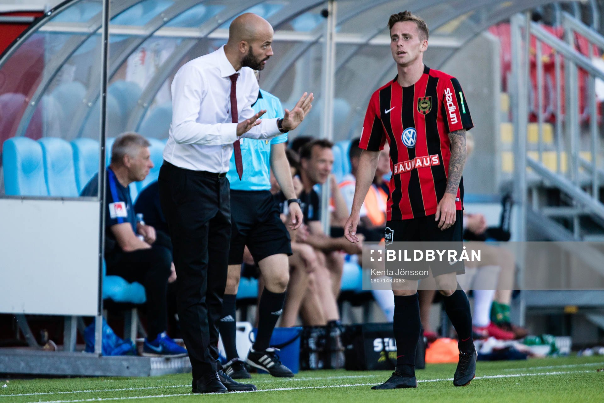 Brommapojkarnas tränare Luis Pimenta i samtal med Rasmus