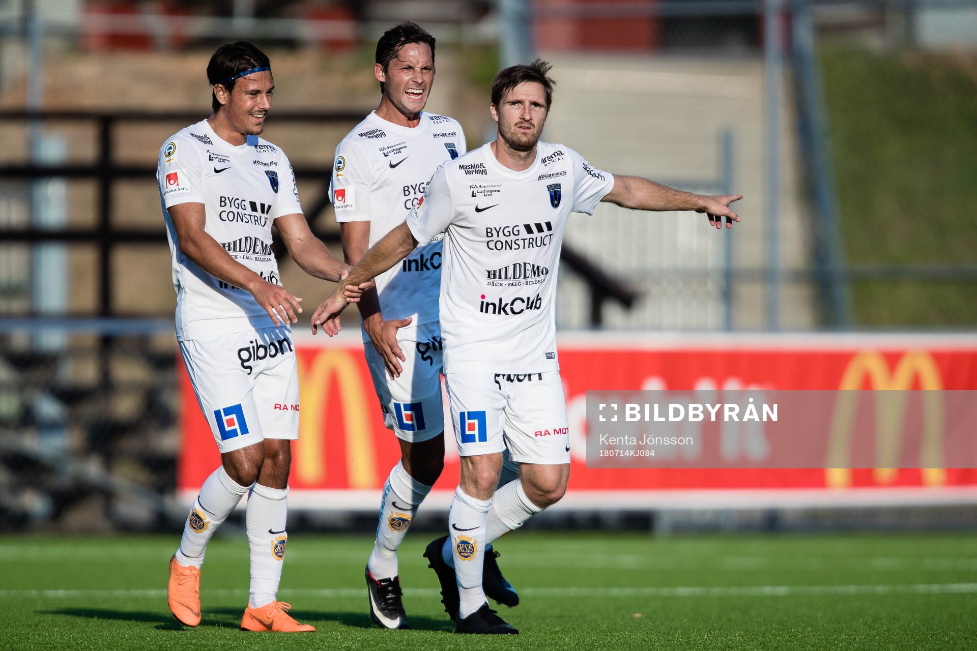 Sirius Jesper Arvidsson jublar med Philip Haglund och Stefano Vecchia efter 0-1 under fotbollsmatchen i Allsvenskan mellan Brommapojkarna och Sirius den 14 Juli 2018 i Stockholm.