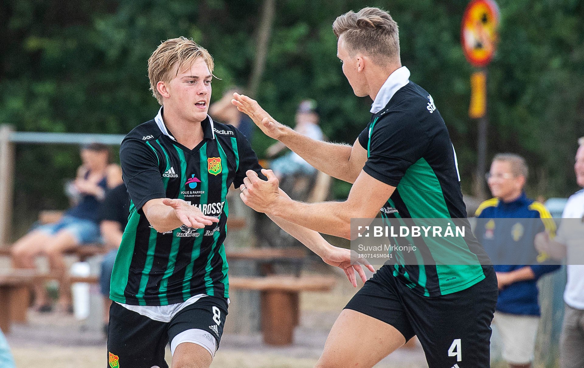 Gais Futsals Marcus Kokk jublar med Johannes Lagesson