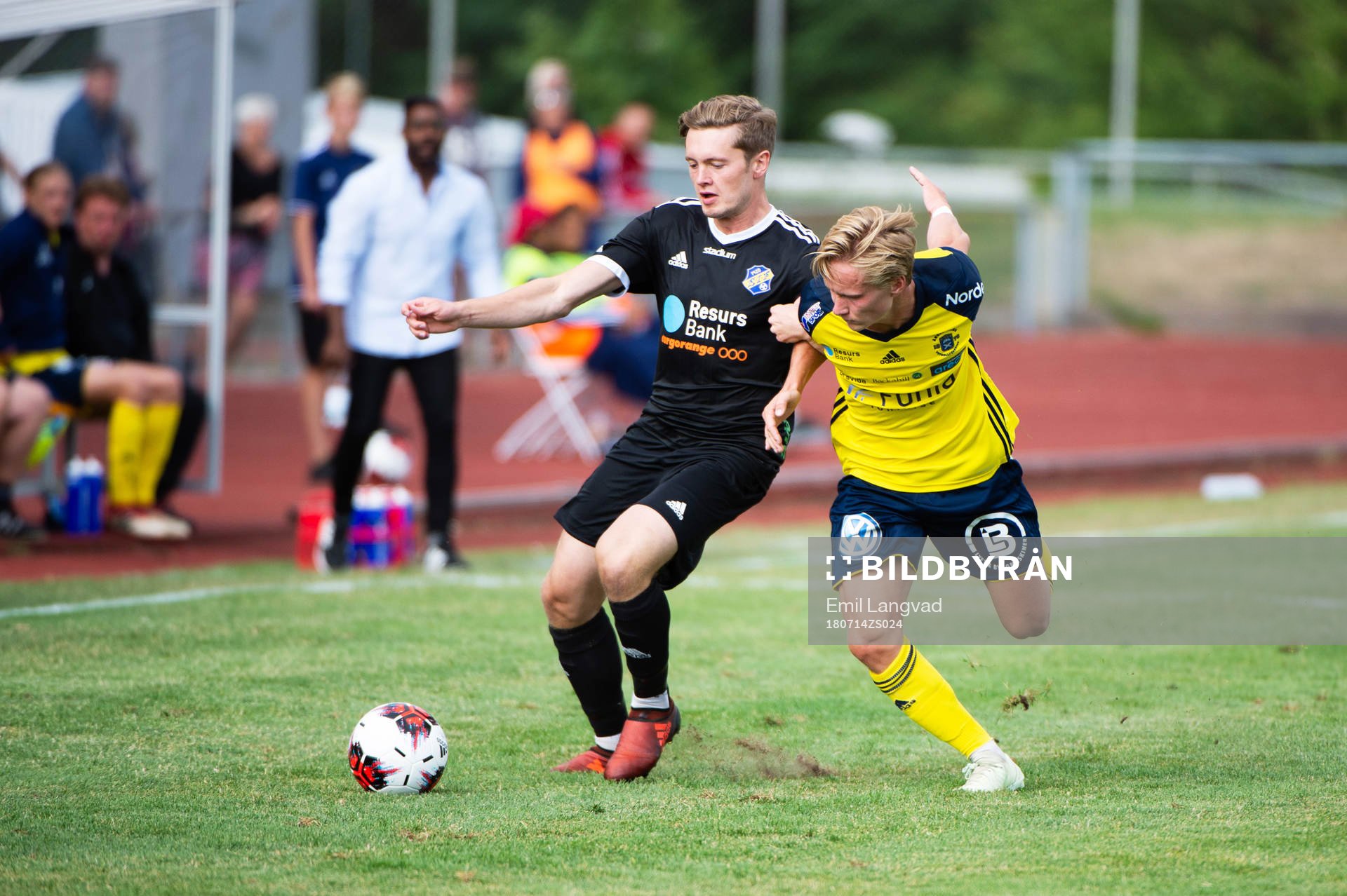 Eskilsminnes Jesper Lundborg och Ängelholms Alexander Engholm under fotbollsmatchen i Division 1 mellan Eskilsminne och Ängelholm den 14 juli 2018 i Ängelholm.