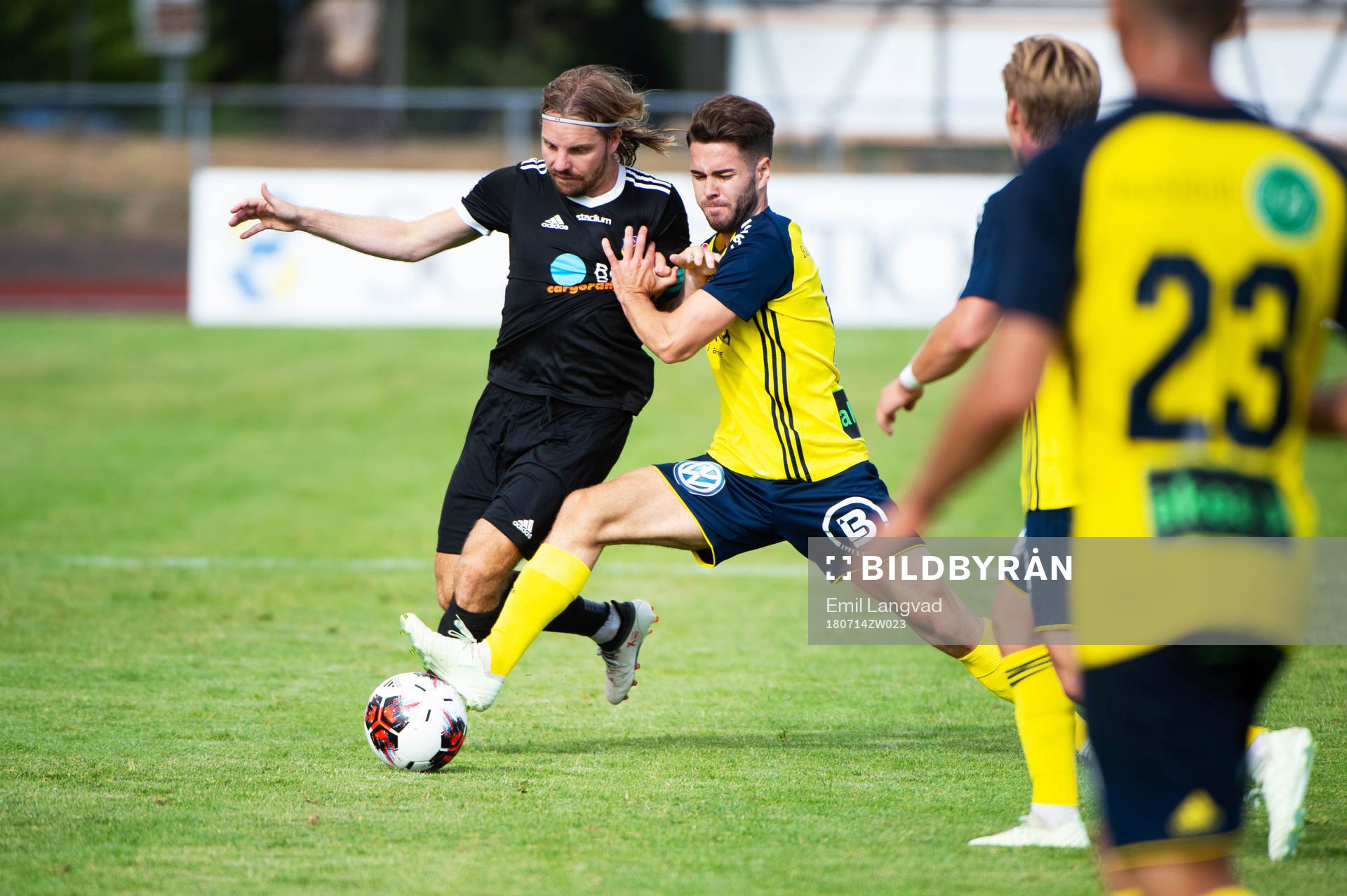 Eskilsminnes Mathias Unkuri och Ängelholms Edis Agelius under fotbollsmatchen i Division 1 mellan Eskilsminne och Ängelholm den 14 juli 2018 i Ängelholm.