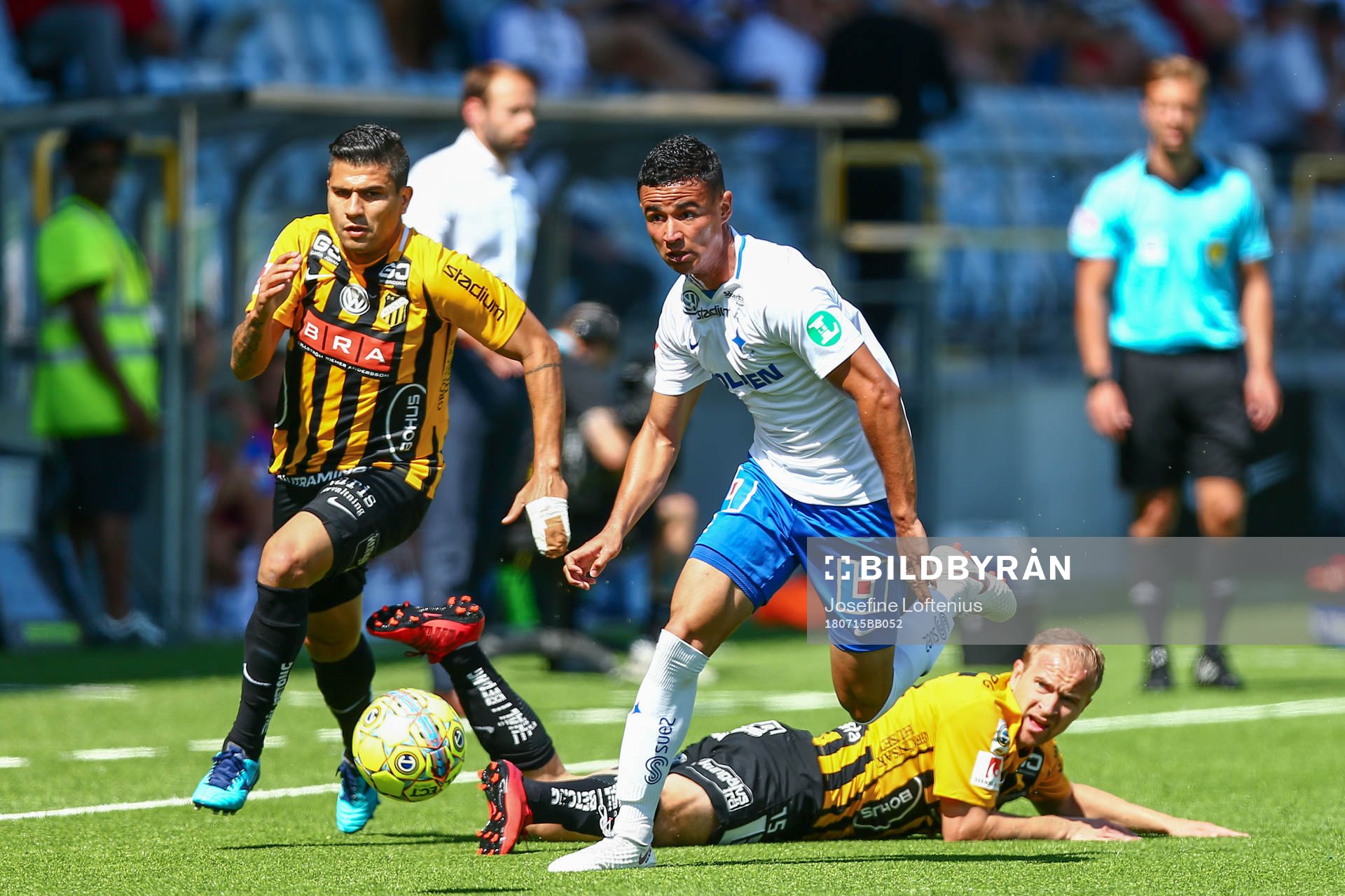 Norrköpings Ian Smith jagas av Häckens Paulinho