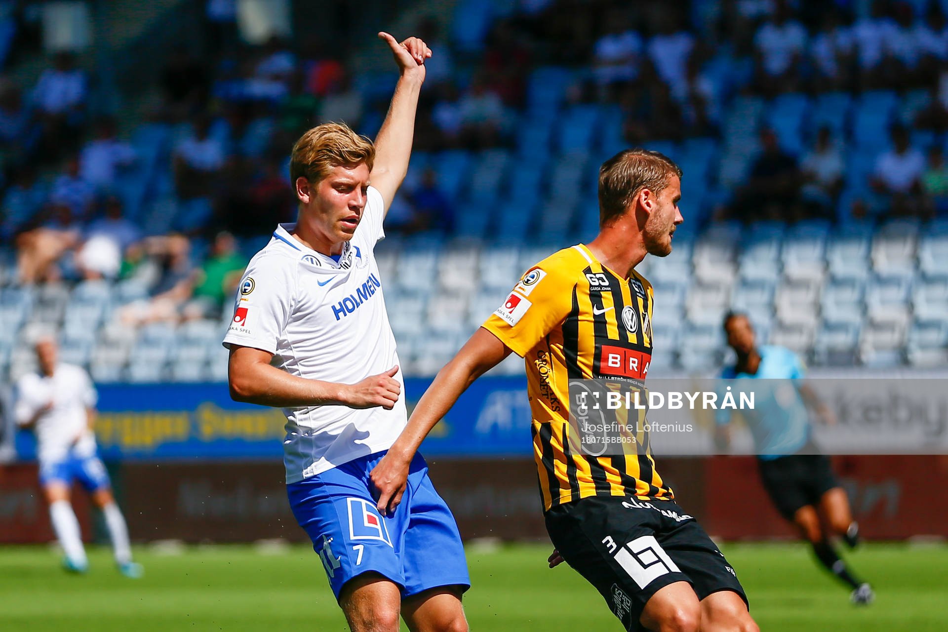 Norrköpings Alexander Fransson reagerar bakom Häckens
