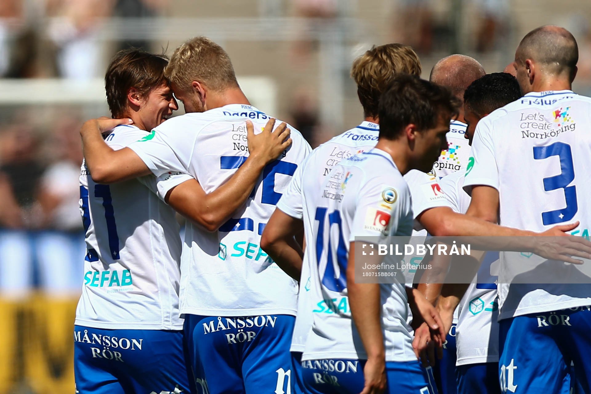 Målskytten till 1-0 Simon Thern kramas om av Filip