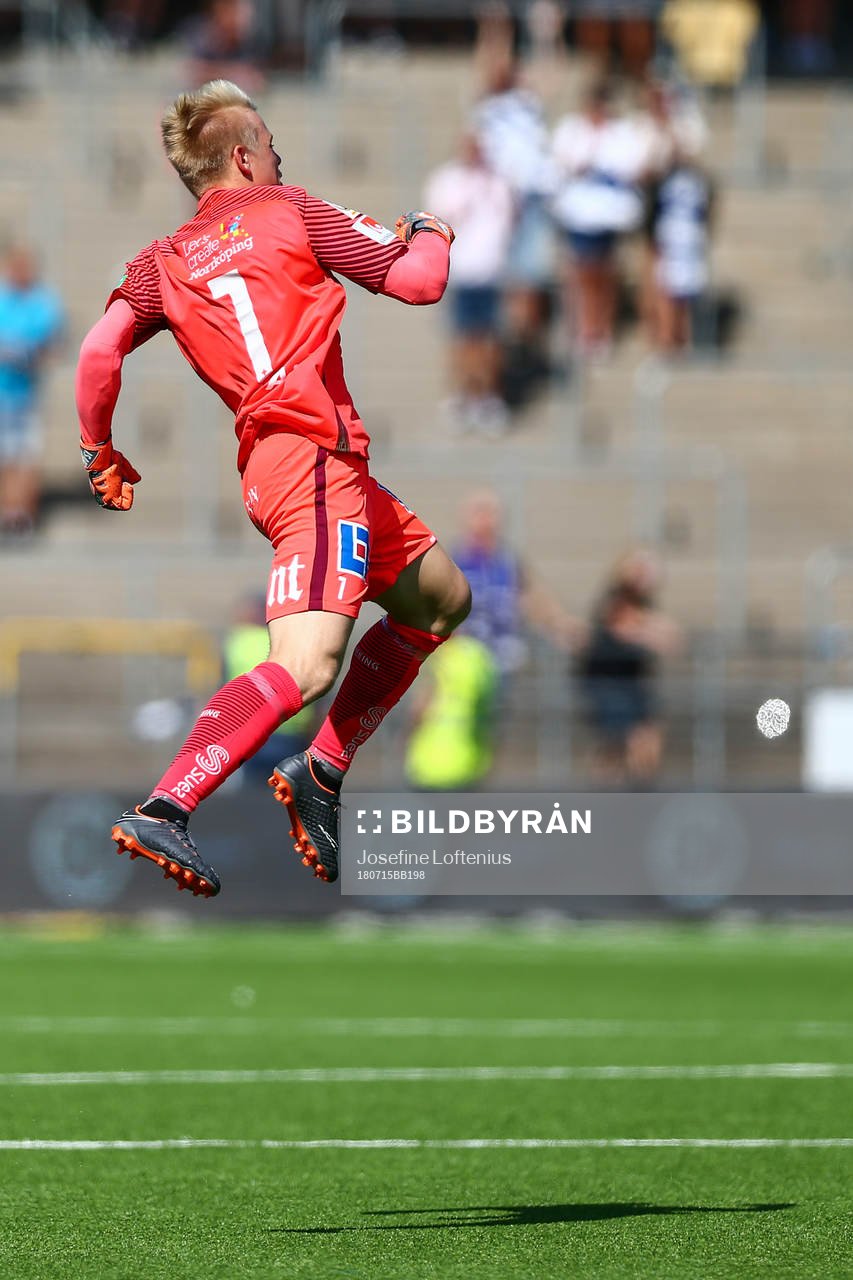 Norrköpings målvakt Isak Pettersson jublar