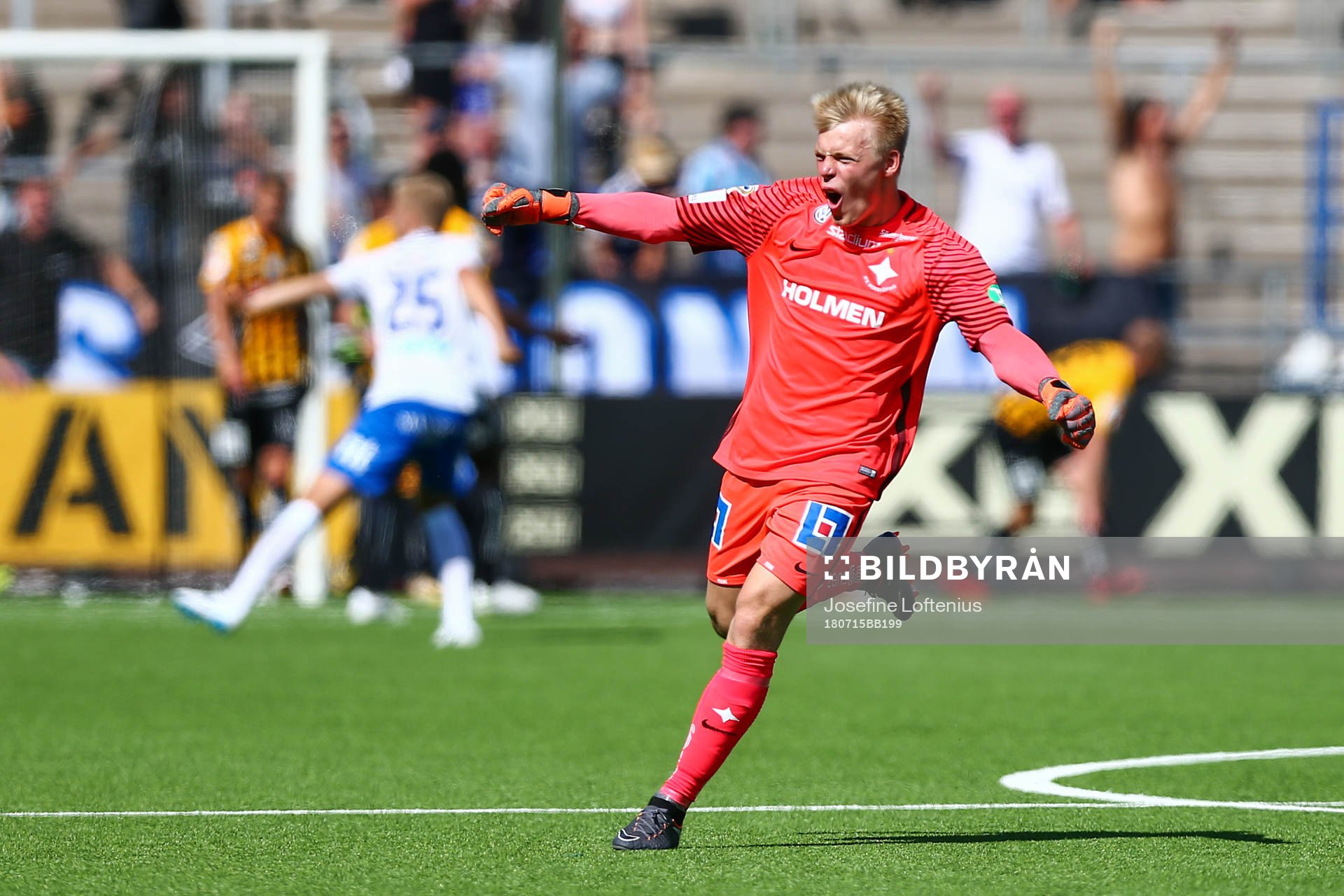 Norrköpings målvakt Isak Pettersson jublar
