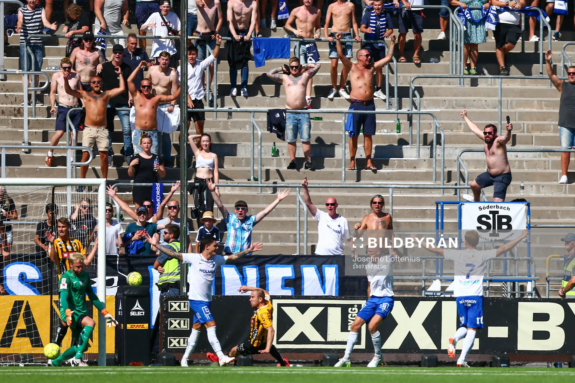 Norrköpings spelare jublar mot supportrar
