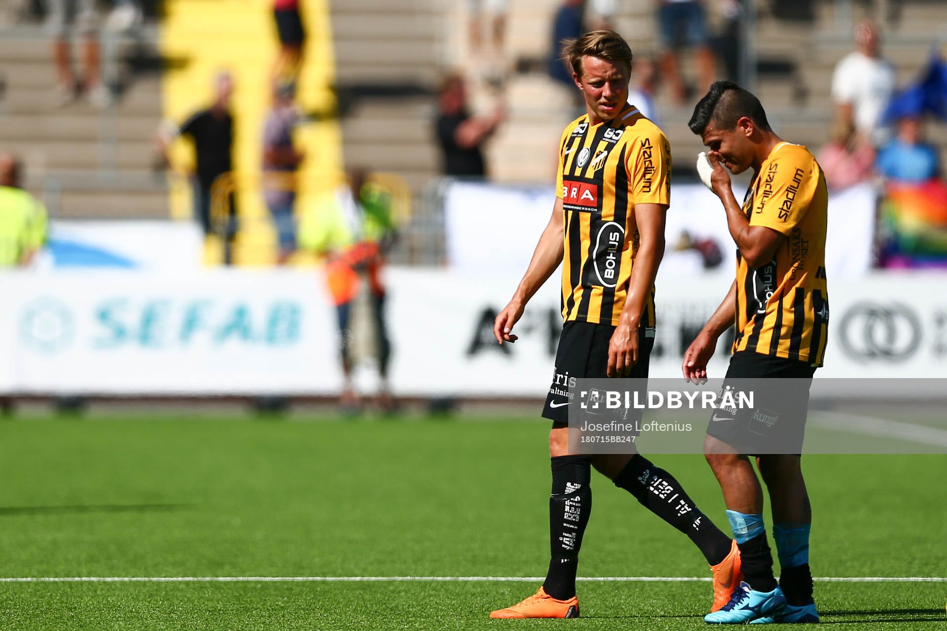 Häckens Viktor Lundberg och Paulinho deppar